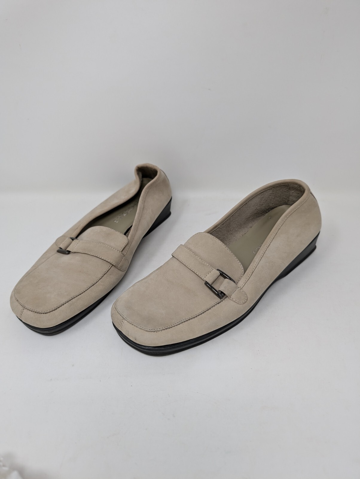 Women’s Aerosoles tan Suede nubuck. New without tags. Size 6. Tan