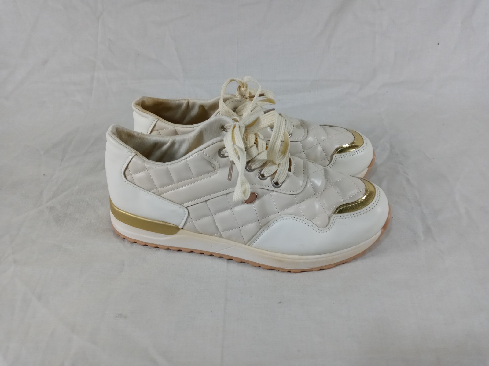 Women 8.5 Comfort/ Casual Low Top Fashion Sneakers Lace up Shoes in Great Cond
