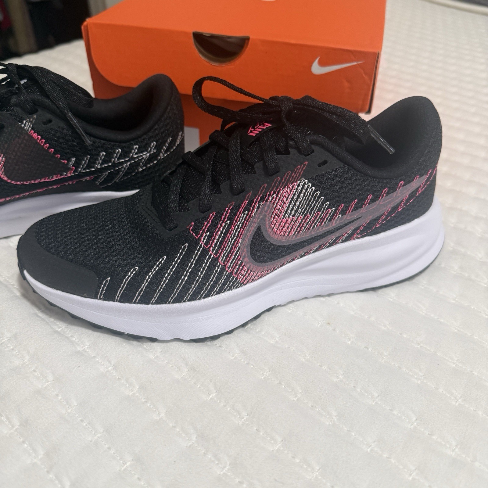 Nike Run Defy 6.5 Women’s Road Running Shoes Black & Pink Lace-Up Sneakers NIB