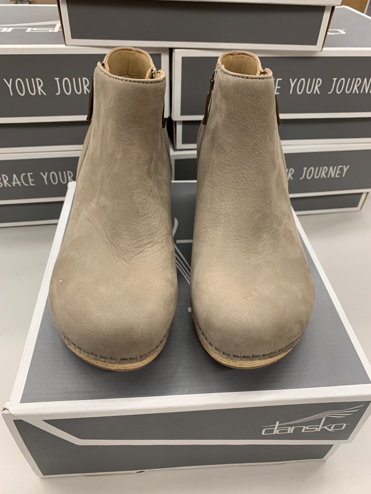 Dansko Lizanne Milled Nubuck Womens 37 38 39 40 41 2217-151400 Bootie Clog Taupe