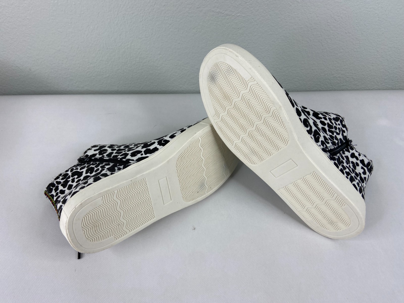 Very G Trinn Bootie Shoe White & Black Leopard Print Zip Lace Casual Sneaker