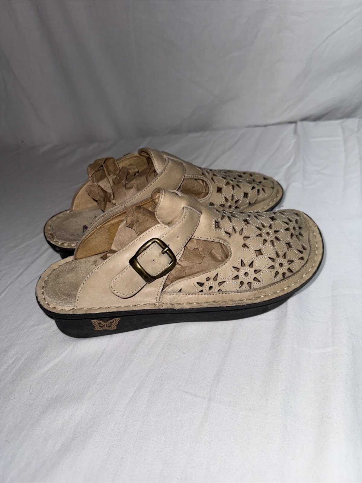 Alegria Classic Women’s Clogs Sz 7 (37) Tan/ Beige Laser Cut Floral Slides EUC