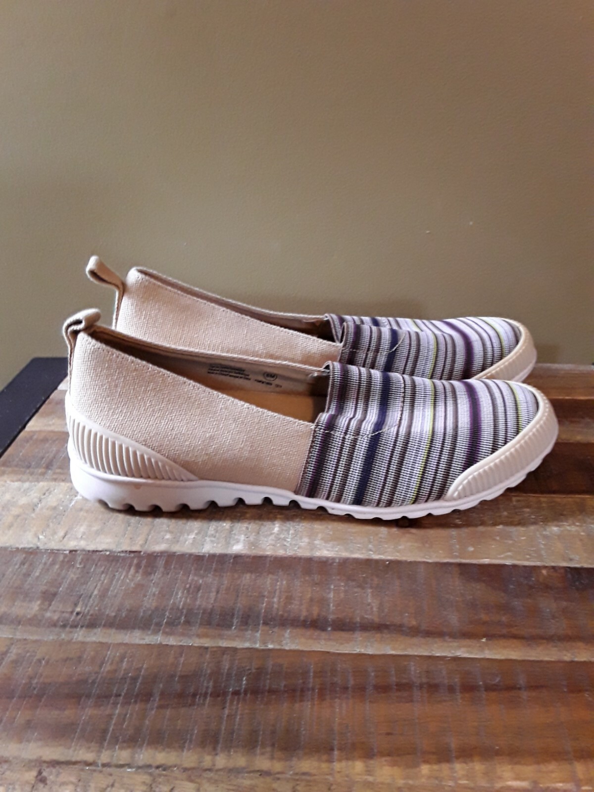 Cougar Sparkle Women’s Slip On Shoe sz 8M tan w/ multicolor Striped GUC 🙂