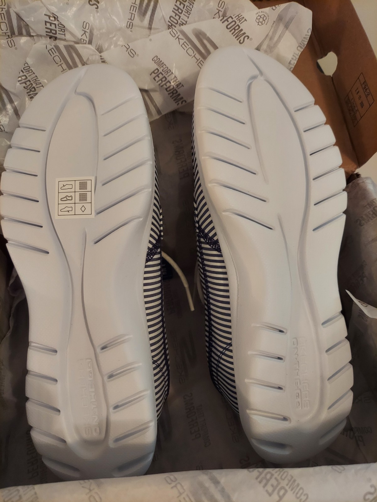NWT Skechers Lighthouse Shoes Size 8