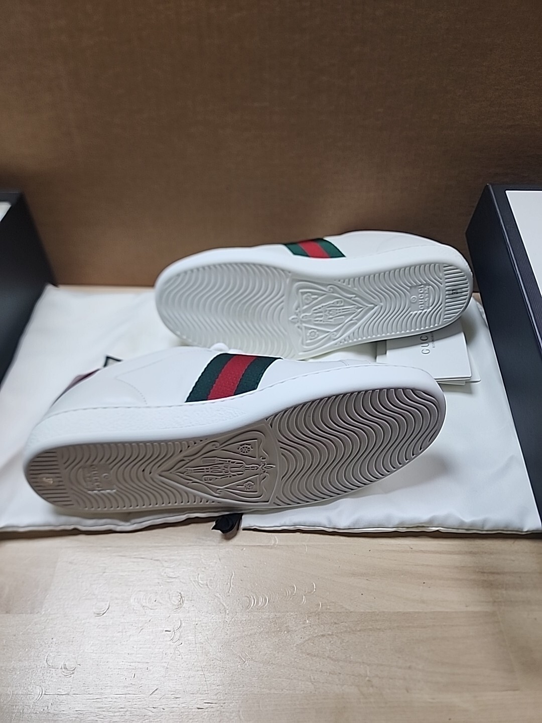 Gucci Womens Ace Sneaker Bee Logo Tennis Shoe White Green/Red Stripe Sz 37 US 6.