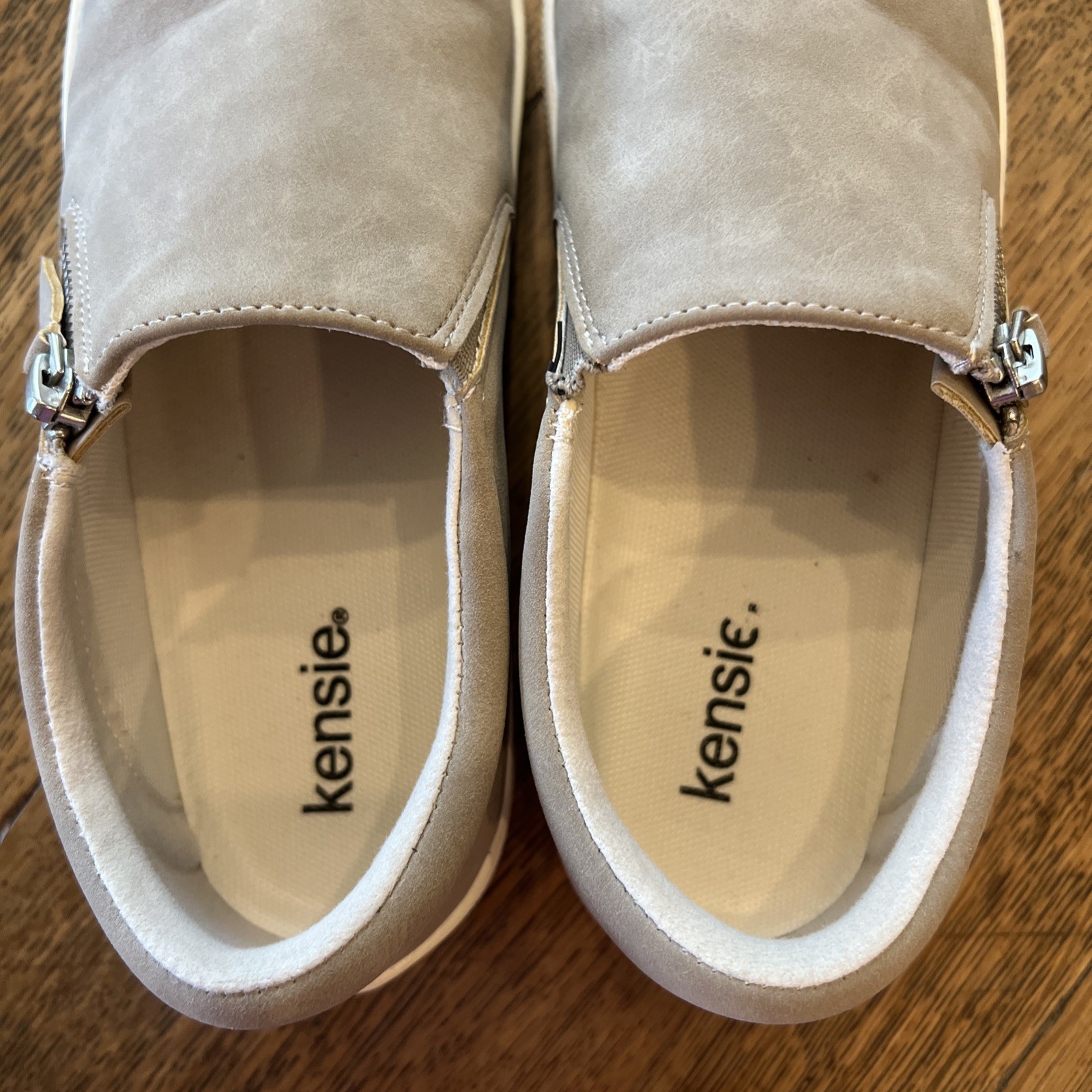 Kensie Soren Taupe / Beige Faux Suede Women’s 7 Slide Side Zipper Comfort EUC