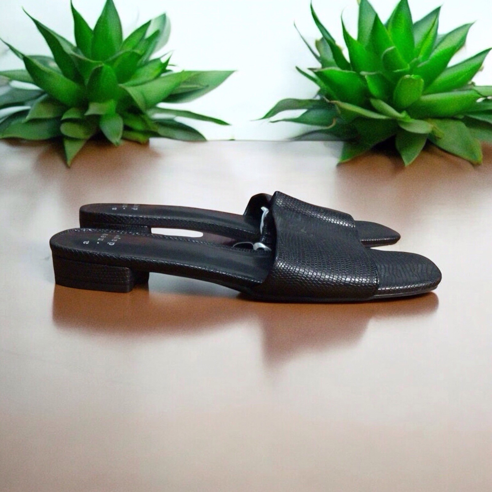 A New Day Women’s Summer Slide Alligator Textured Sandals Black Shoes Size 6.5