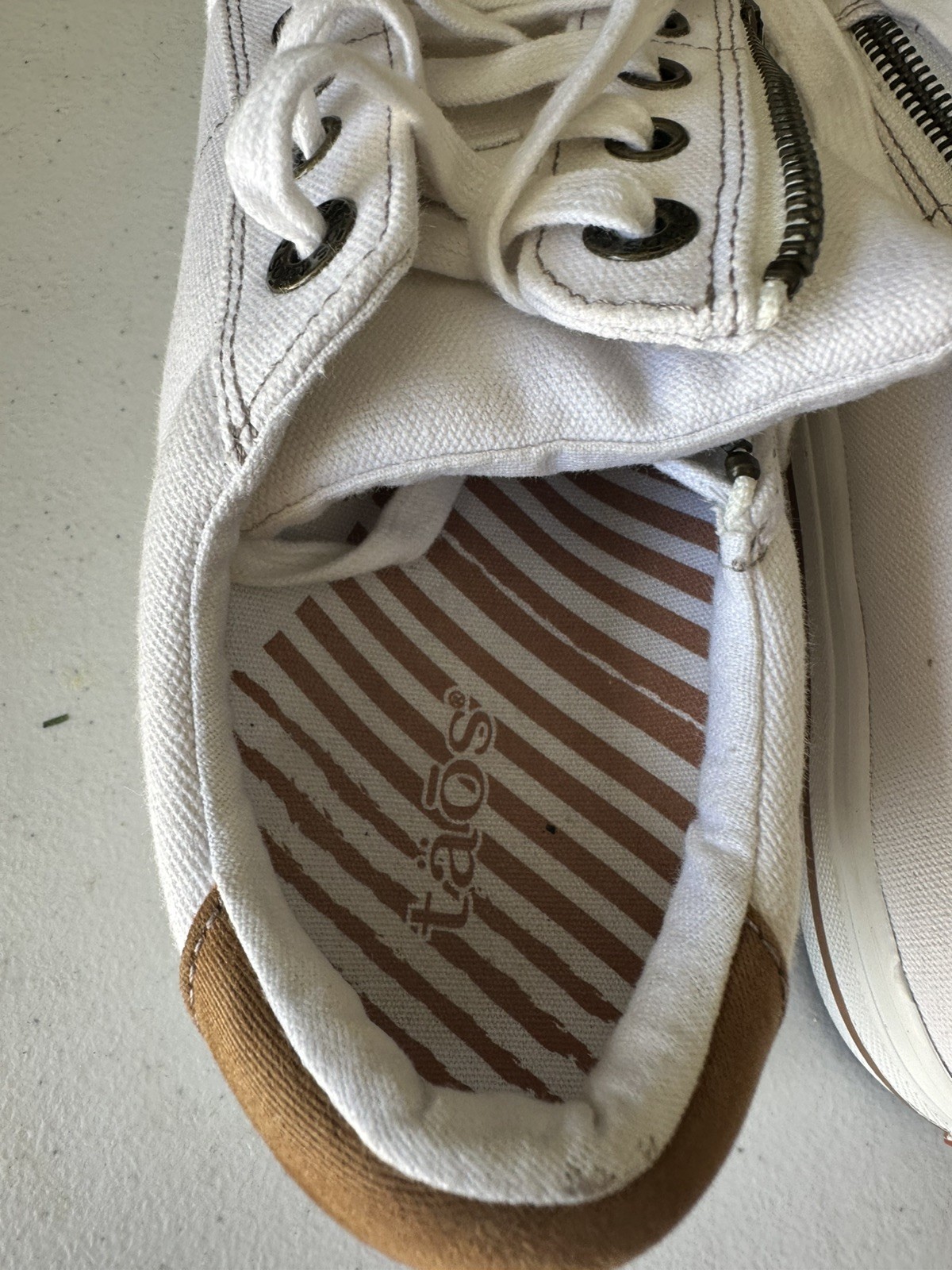 Taos Women’s Sneakers White Pewter size 9 Comfort Lace Up Zip Arch Support