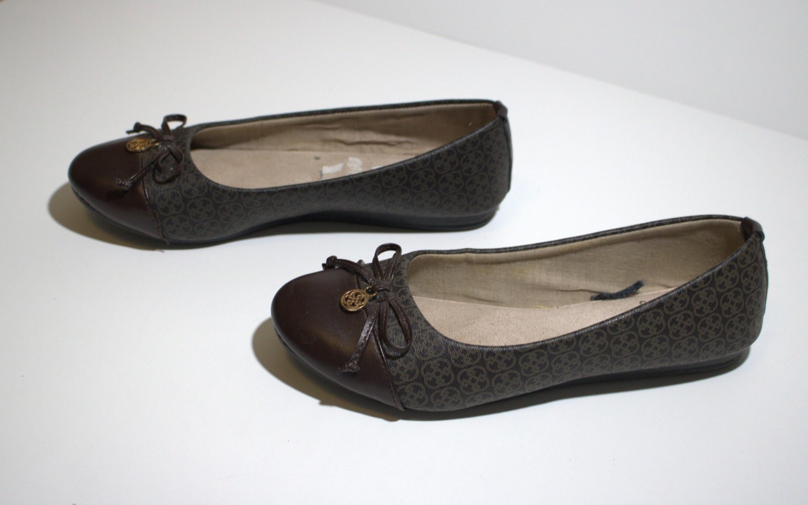 Daisy Fuentes Size 7 Allover Logo Classic Classy Slip On Ballet Flats
