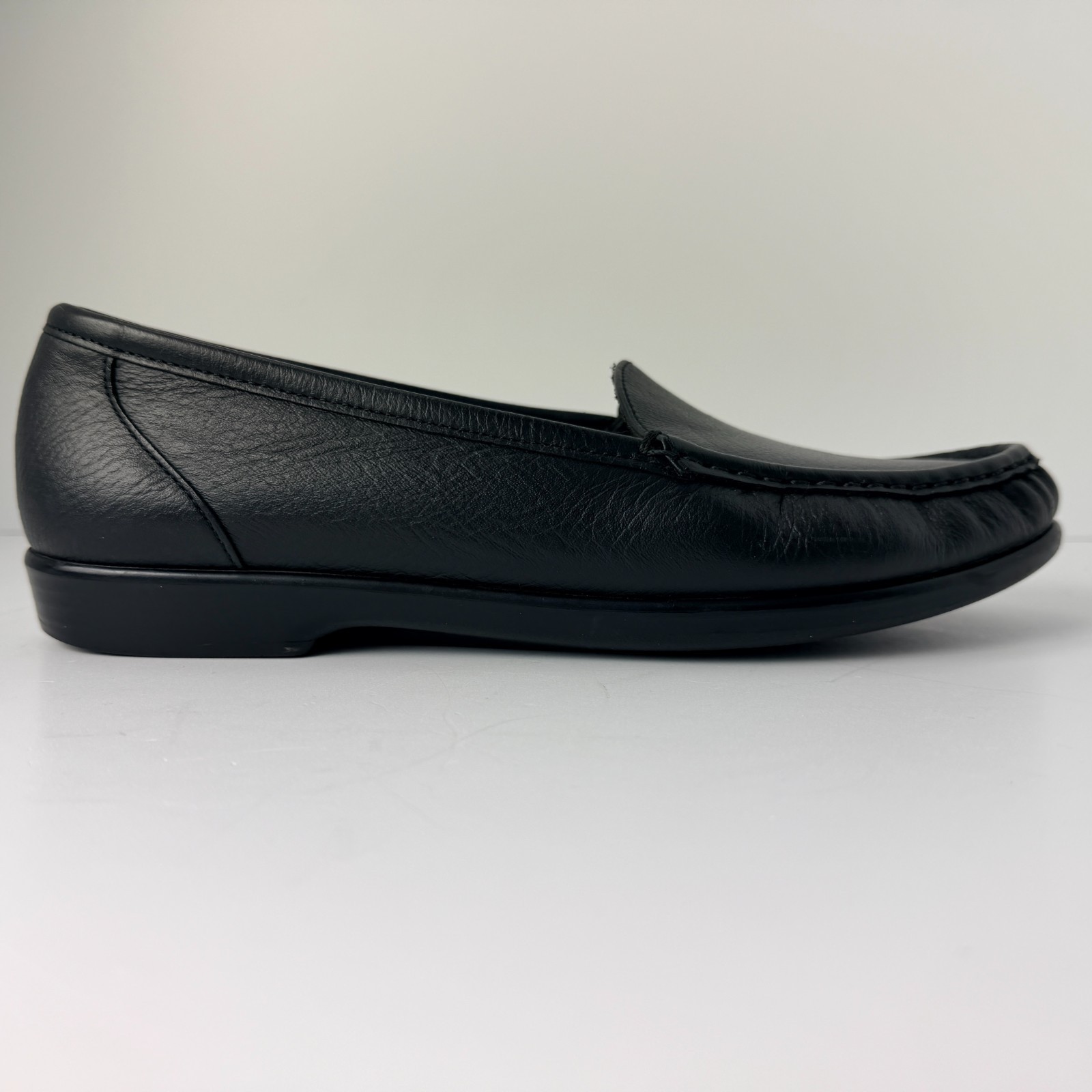 Womens Black Leather Comfort Loafer Slip On Low Heel Size 10 N Classic Work Shoe