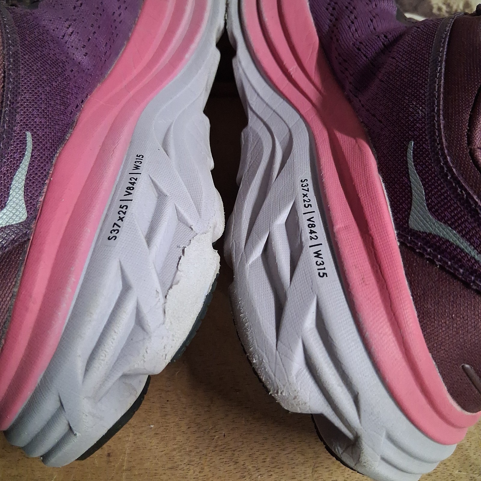 Hoka One One Bondi 8 Running Shoes Size Women’s 8B Purple Pink
