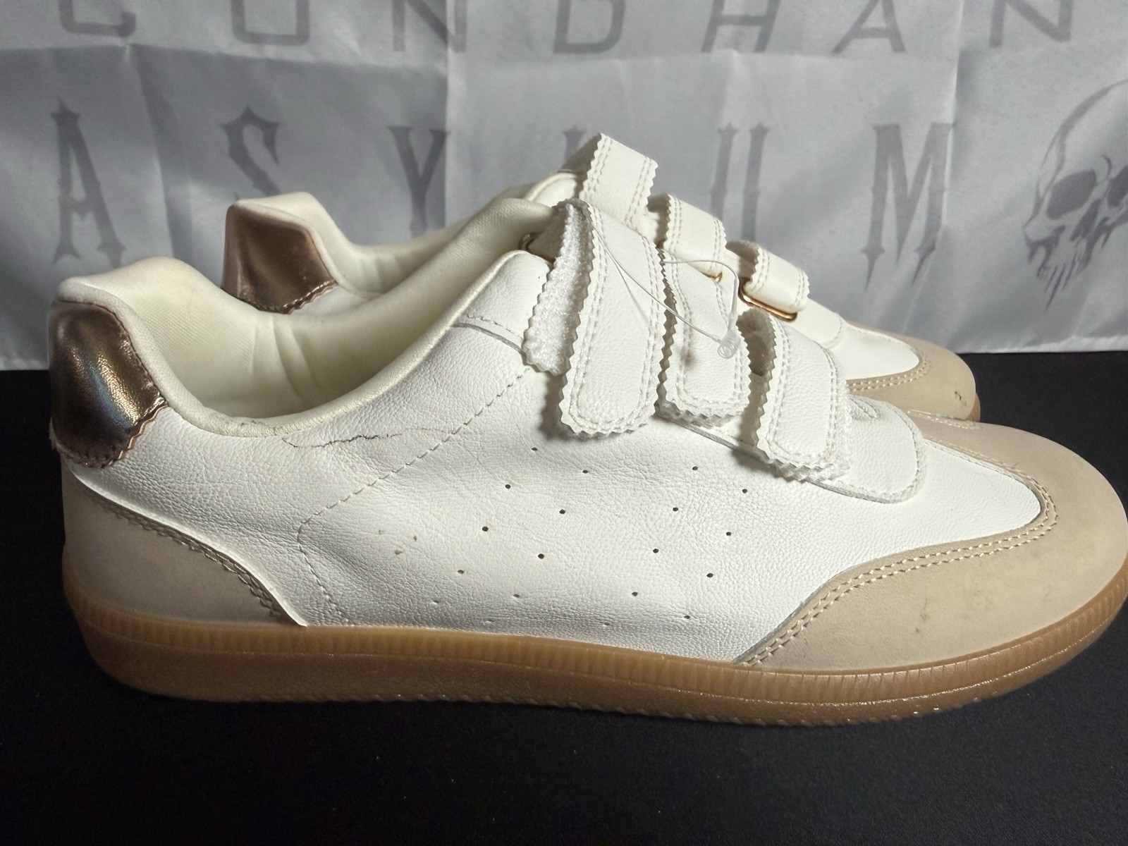 Dolce Vita Women’s Size 8.5 White Beige Hook & Loop Closure Sneaker With Defect