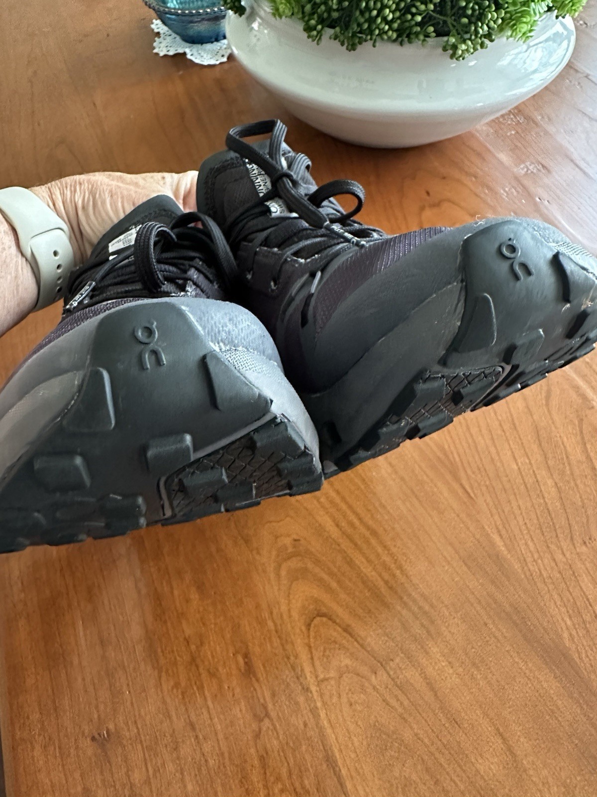 ON CLOUD WOMEN’S CLOUDSURFER TRAIL WATERPROOF ATHLETIC SNEAKERS SIZE 7 BLACK