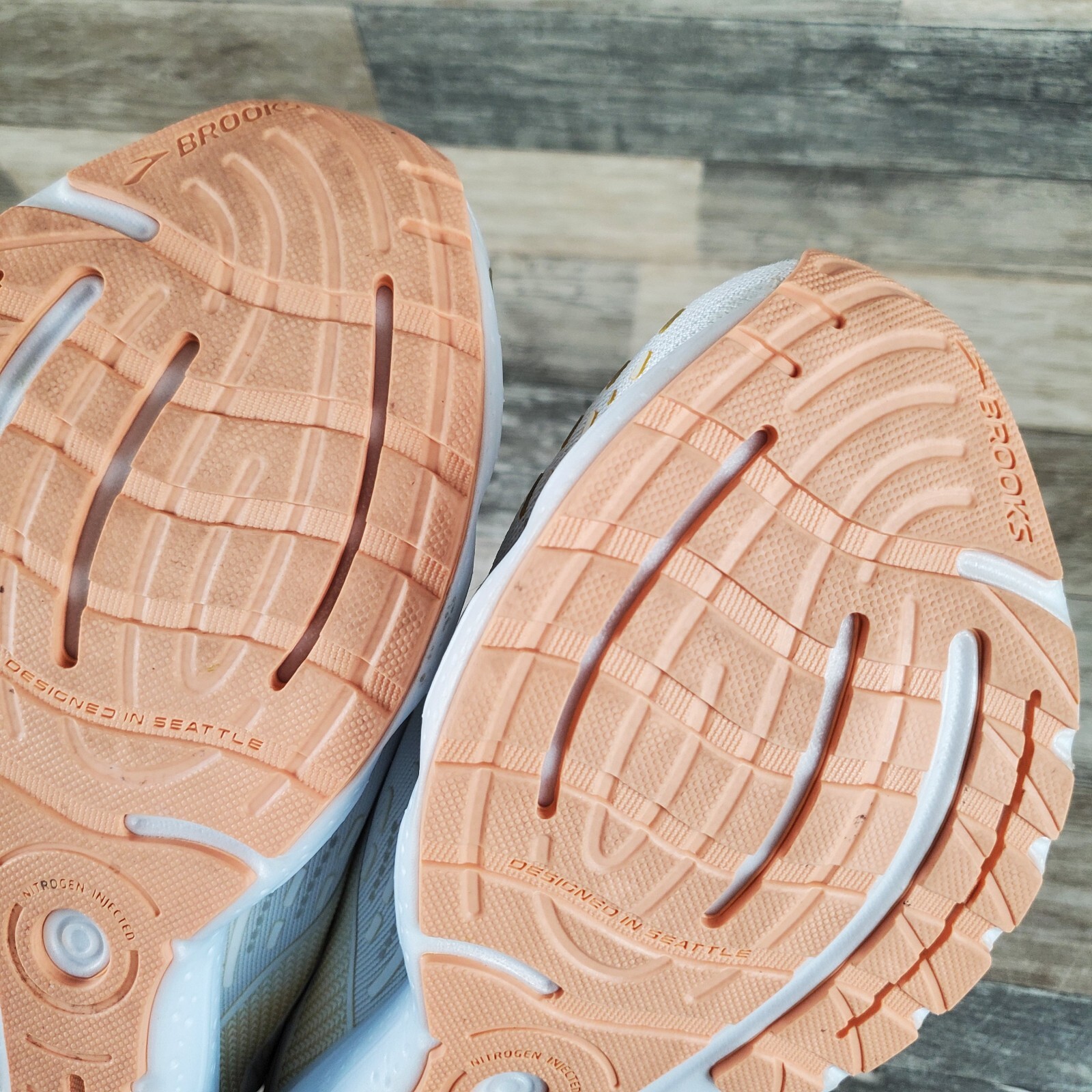 Brooks Glycerin 20 Womens Shoes Sz 10 B Running White Gray Peach Low Top Sneaker