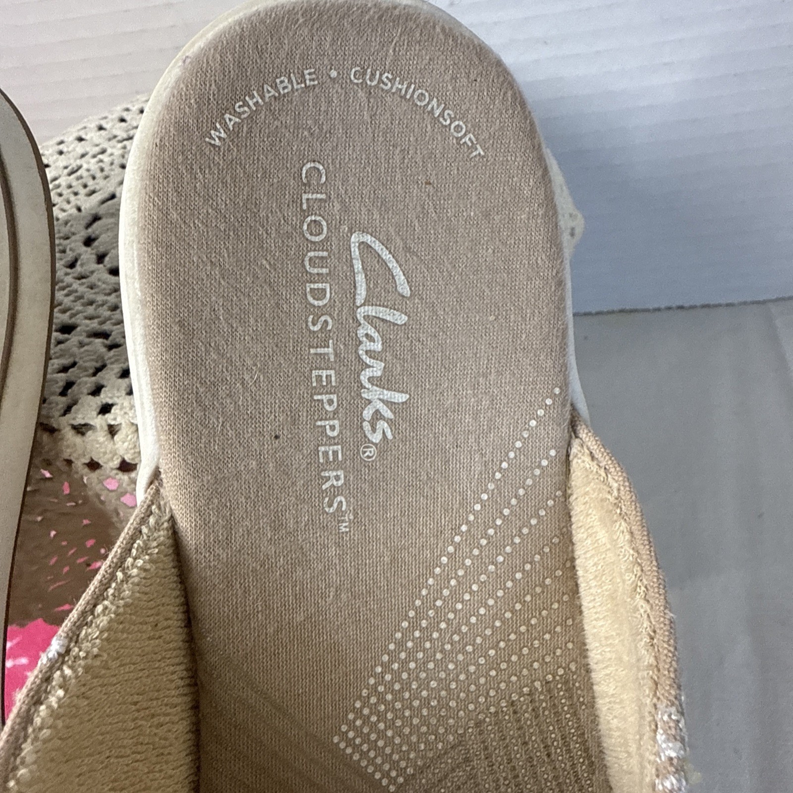 Clarks Cloudsteppers Taupe, embroidered Daisies, terry lined Breezeshore sz 7.5