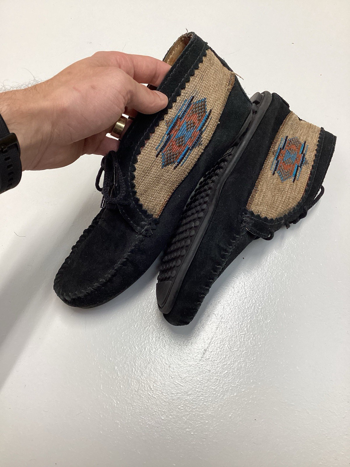 Minnetonka Black Suede Moccasin Lace Up Geometric Casual Shoes women’s US 9