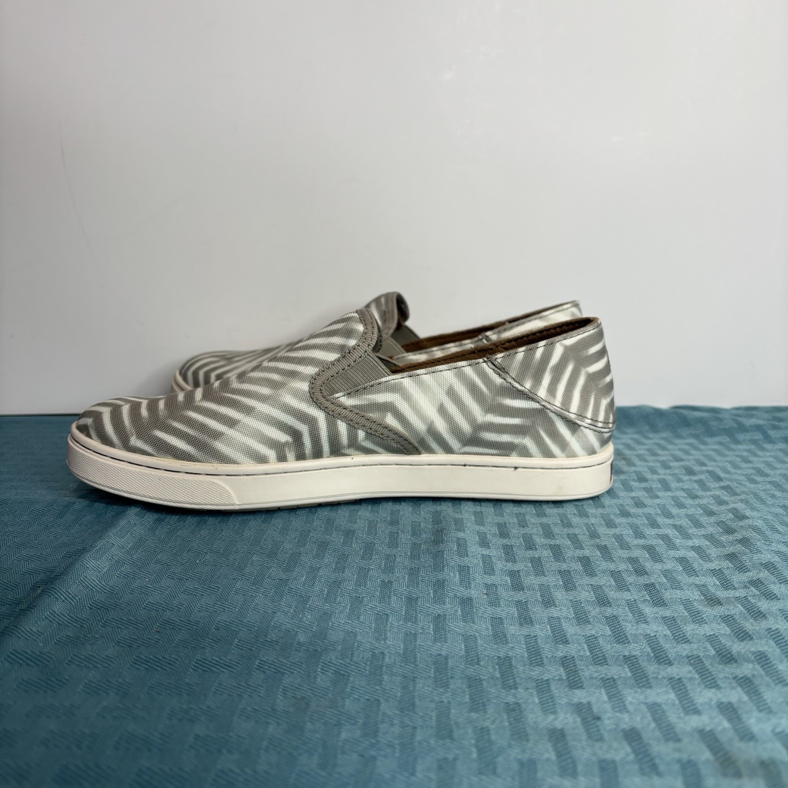 OluKai Pehuea Pai Womens Size 7.5 Shoes Gray/Off White Canvas Slip On Sneakers