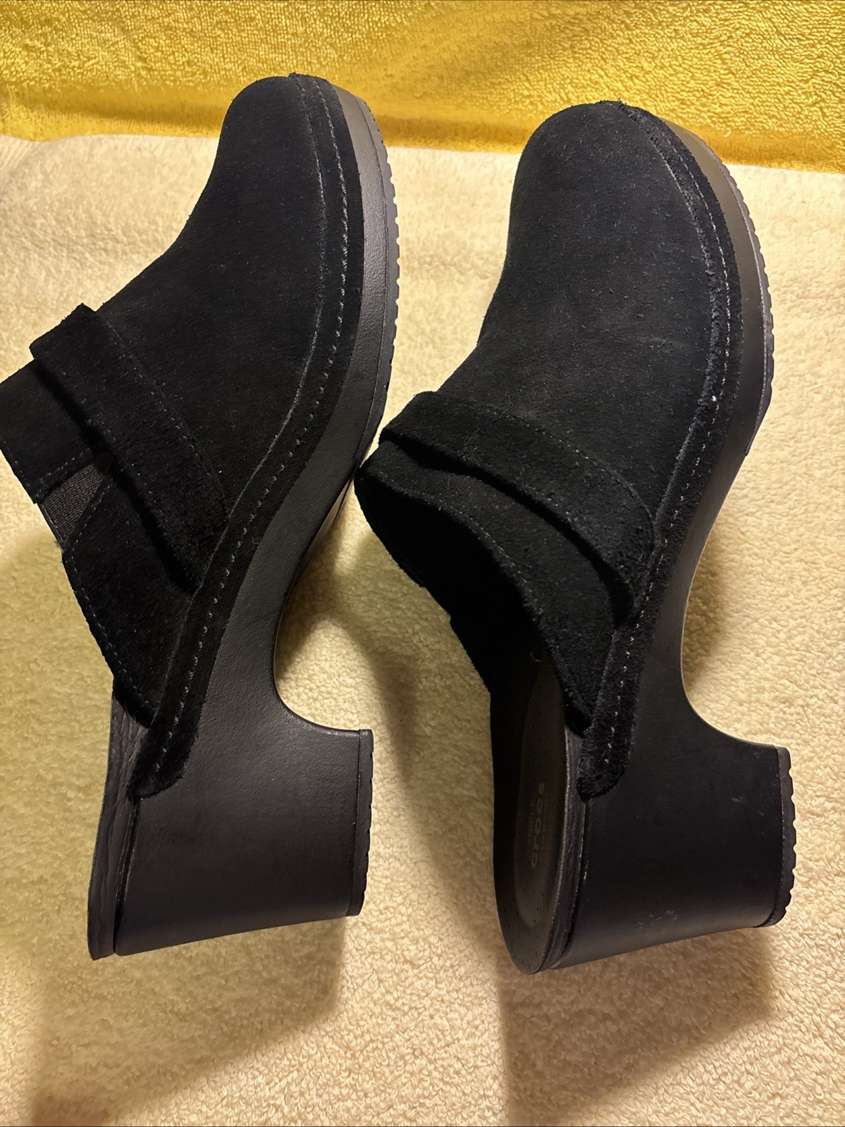 Crocs Women’s Sarah Black Suede Clog Mules Size 11 (RUN WIDE) FR/SHP