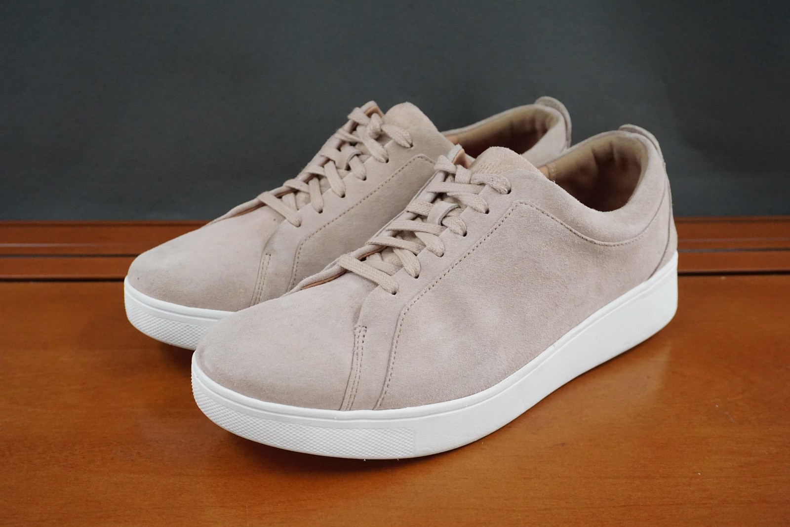 FitFlop Rally Shoe Womens Size 7.5 Beige Suede Low Top Lace Up Comfort Sneakers