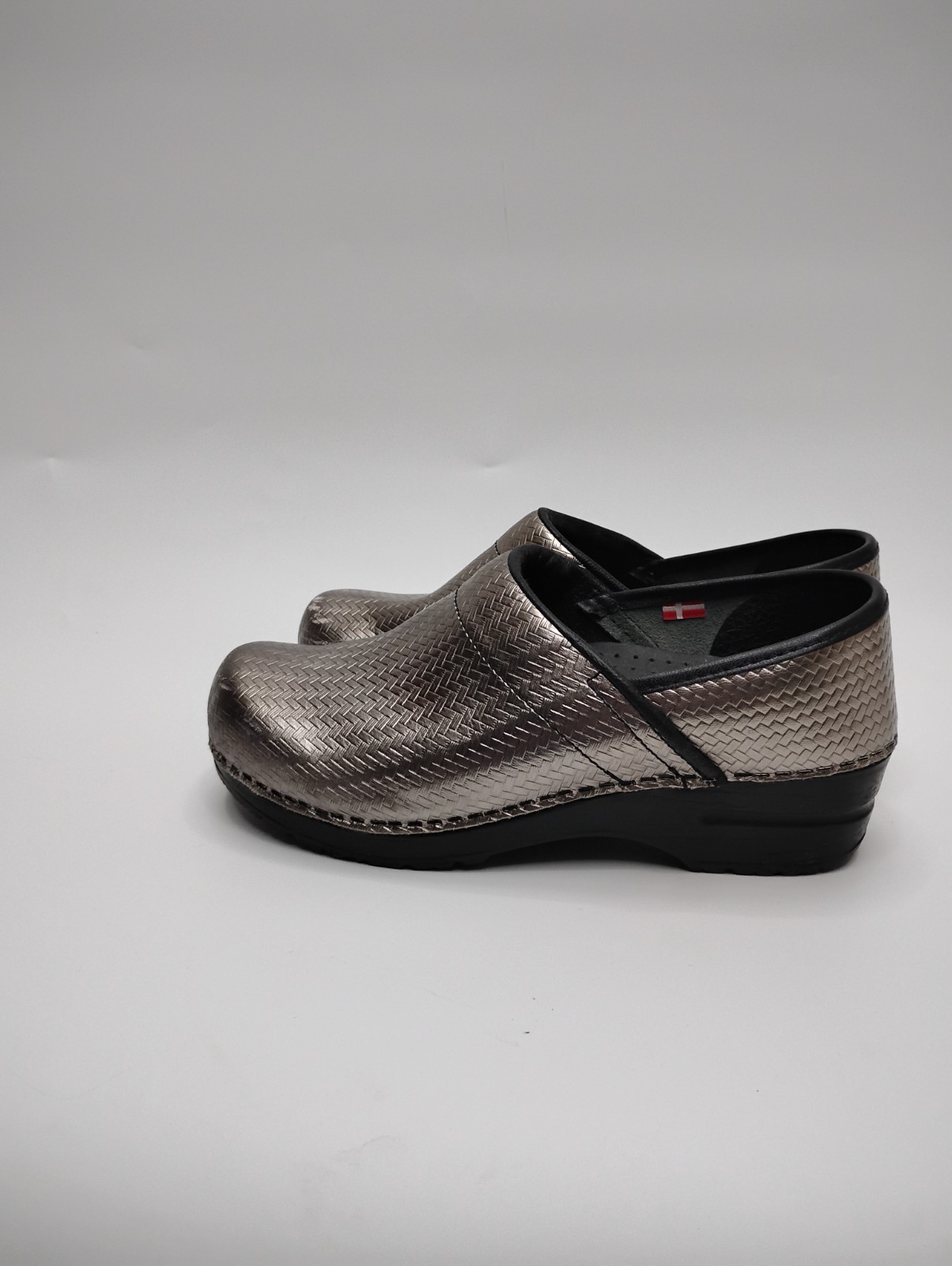 Sanita Women’s 37 US 6.5/7 Metallic Silver basket wasve Leather Clogs Nursing