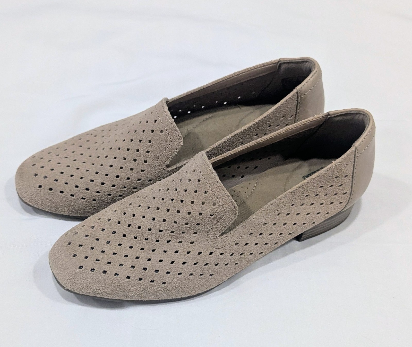Clarks Juliet Hayes Size 6.5 Tan Suede Perforated Pattern Loafer Flats Women’s