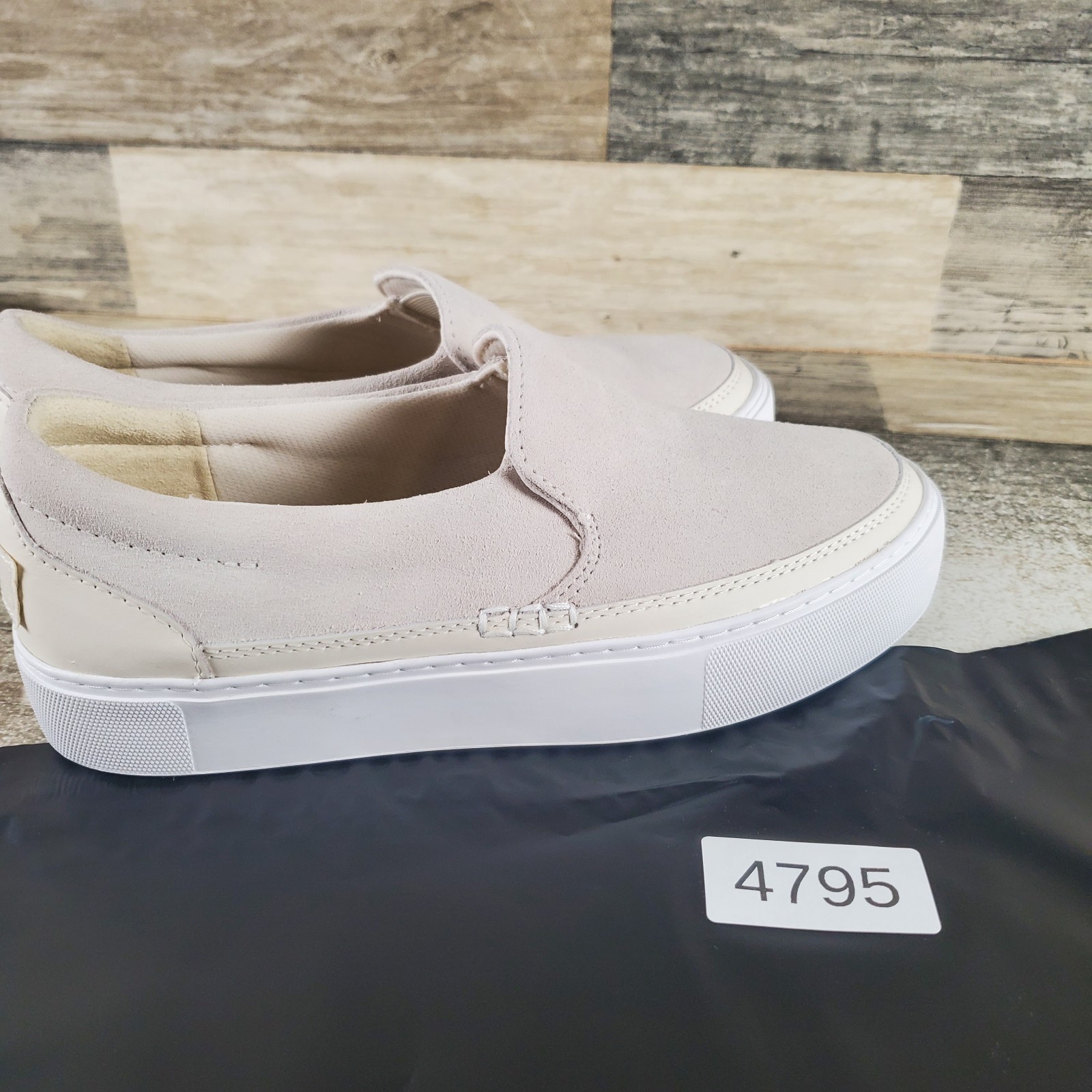 UGG Zilo Womens Shoes Sz 7 Beige Suede Comfort Low Top Round Toe Slip On Sneaker