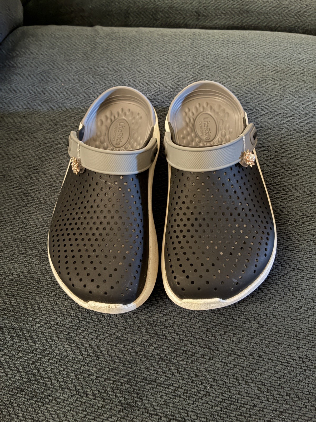 Crocs LiteRide Clogs Black and Grey Unisex M4 W6, with Charms