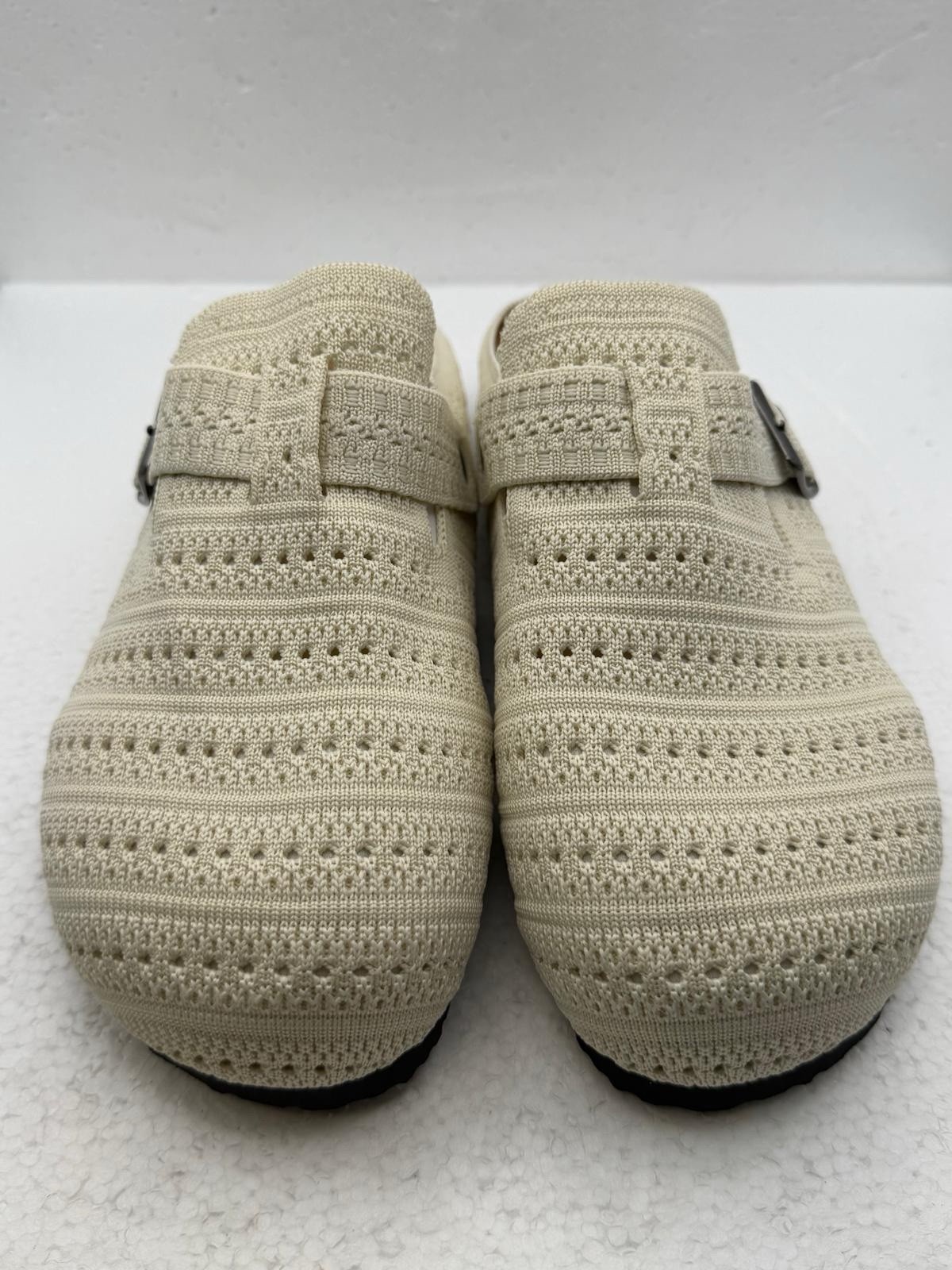 Women’s Cushion air Dumbo Slip On Clogs In A Soft Ivory Knit Upper Size 7