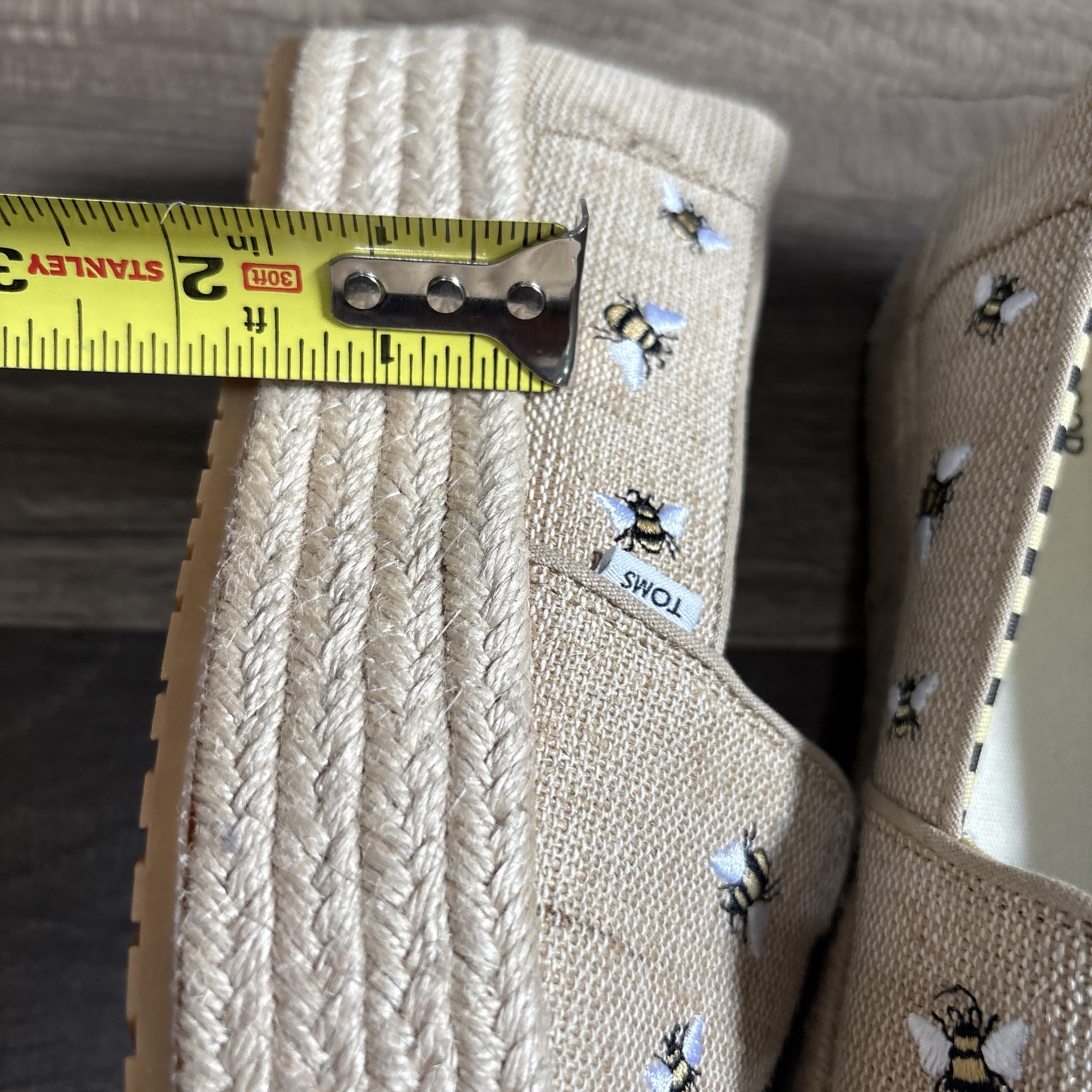 TOMS Bee Embroidered Espadrille Slip-On Flats Beige Linen Women’s Size 6