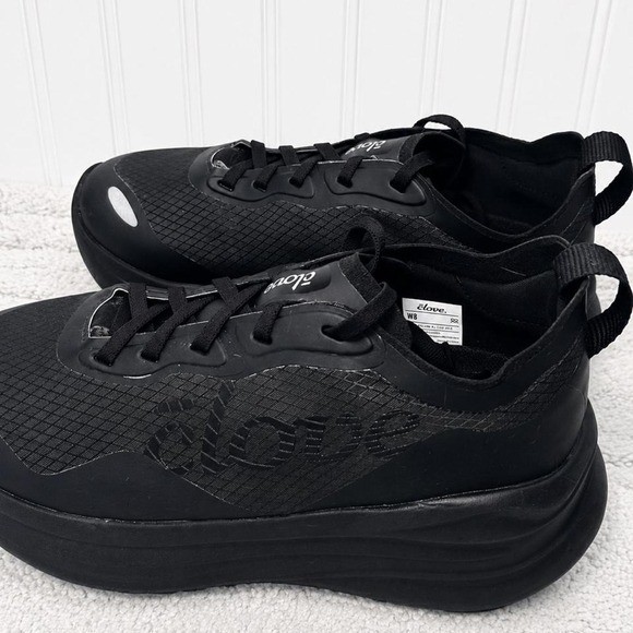 Clove Alto Women’s All Black Nursing Sneakers