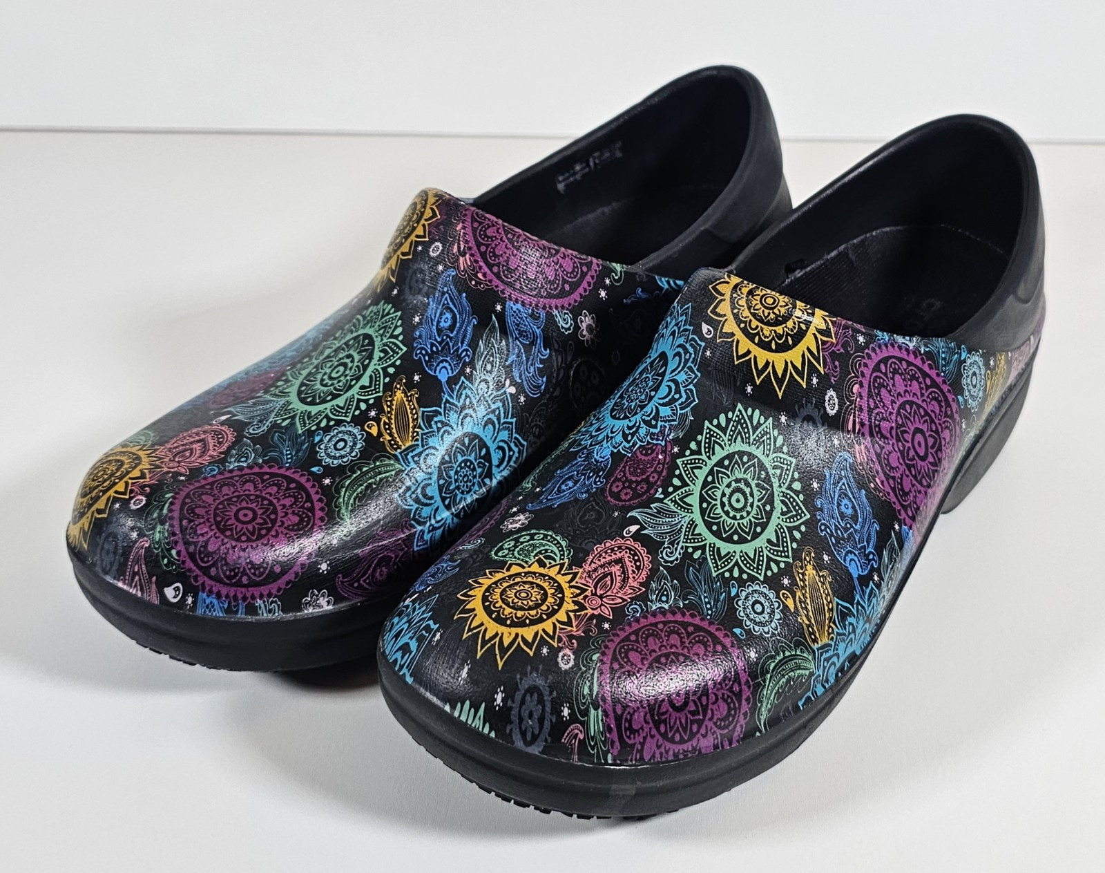 Crocs Neria Pro II Women Graphic Print Paisley Slip Resistant Clog Size 7