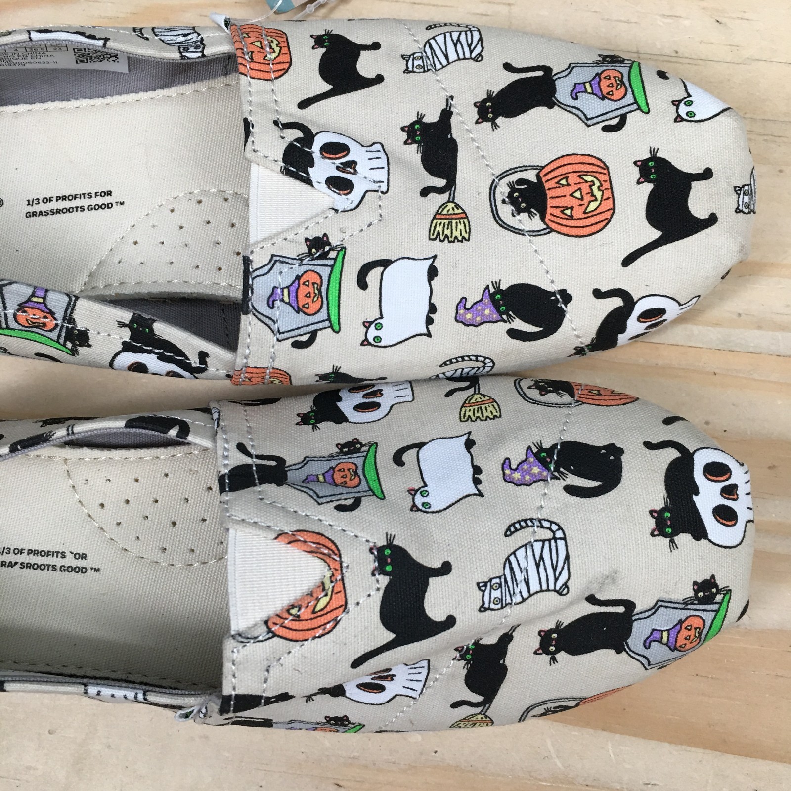 TOMS Belmont Shoes Womens 6 Halloween Cats Loafer Flats Beige Multicolor NEW