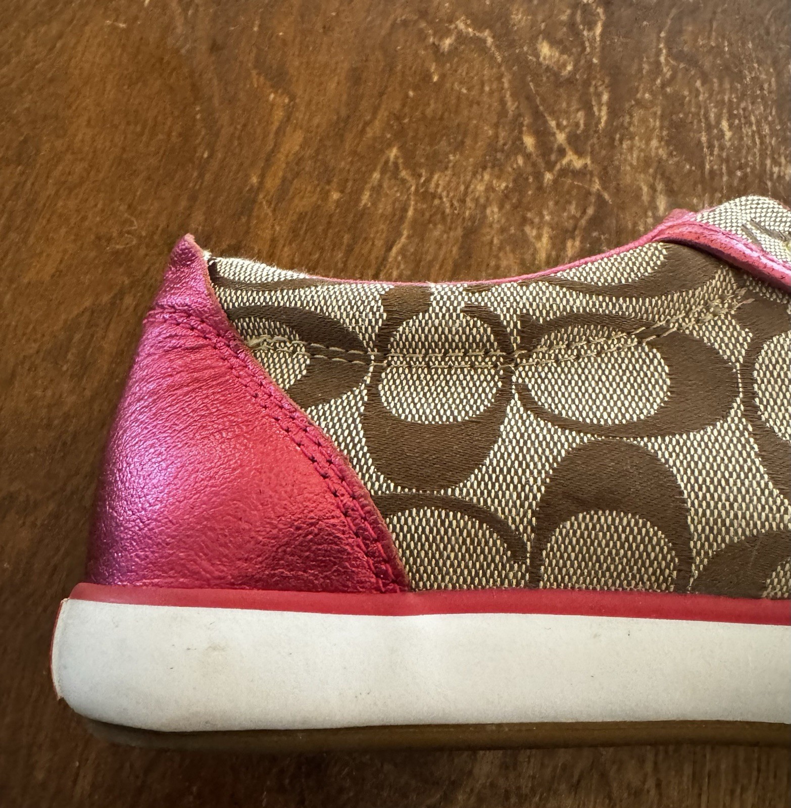 COACH Signature-C BARRETT Low Top SNEAKERS in Tan w/ Hot Pink Metal – WOMEN’S 9