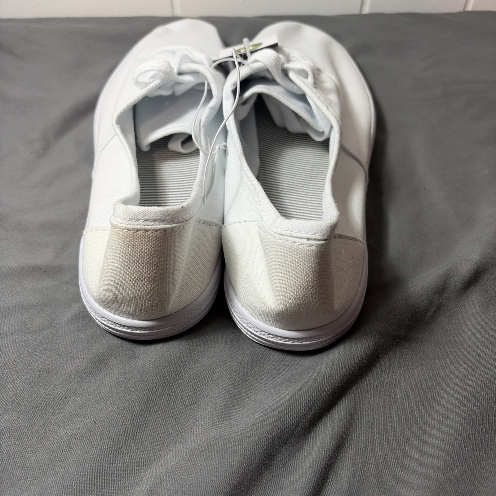Universal Thread Women’s White Canvas Lace Up Sneakers Size 11 NWT Casual Shoes