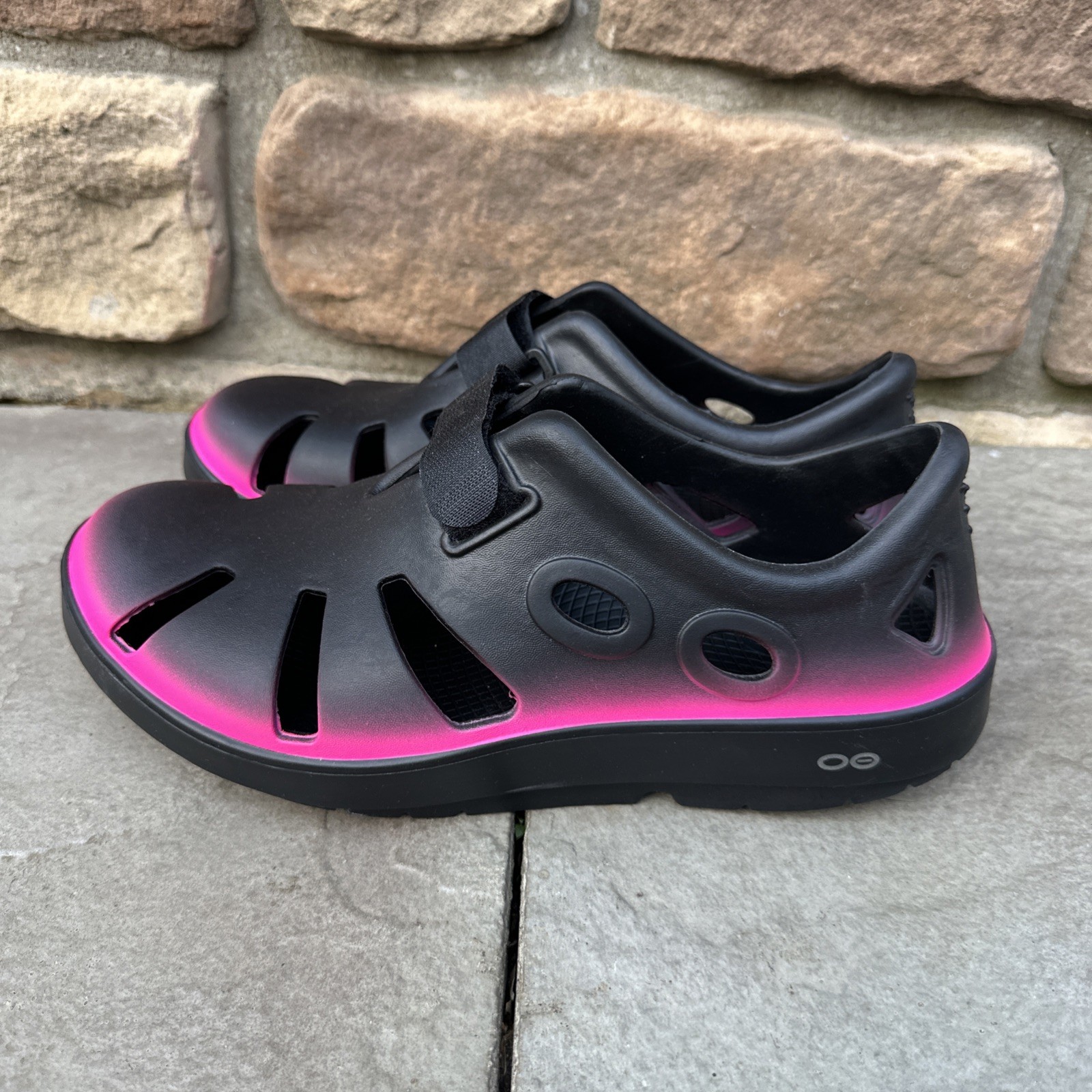 Oofos Women’s 12 Men’s 10 OOcandoo Slip-on Recovery Sandal Shoe Black/Pink Ombré