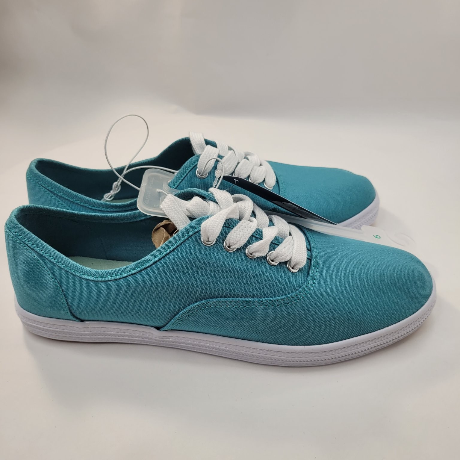Universal Thread Women’s Canvas Sneakers Teal Blue Size 9 Casual Shoes