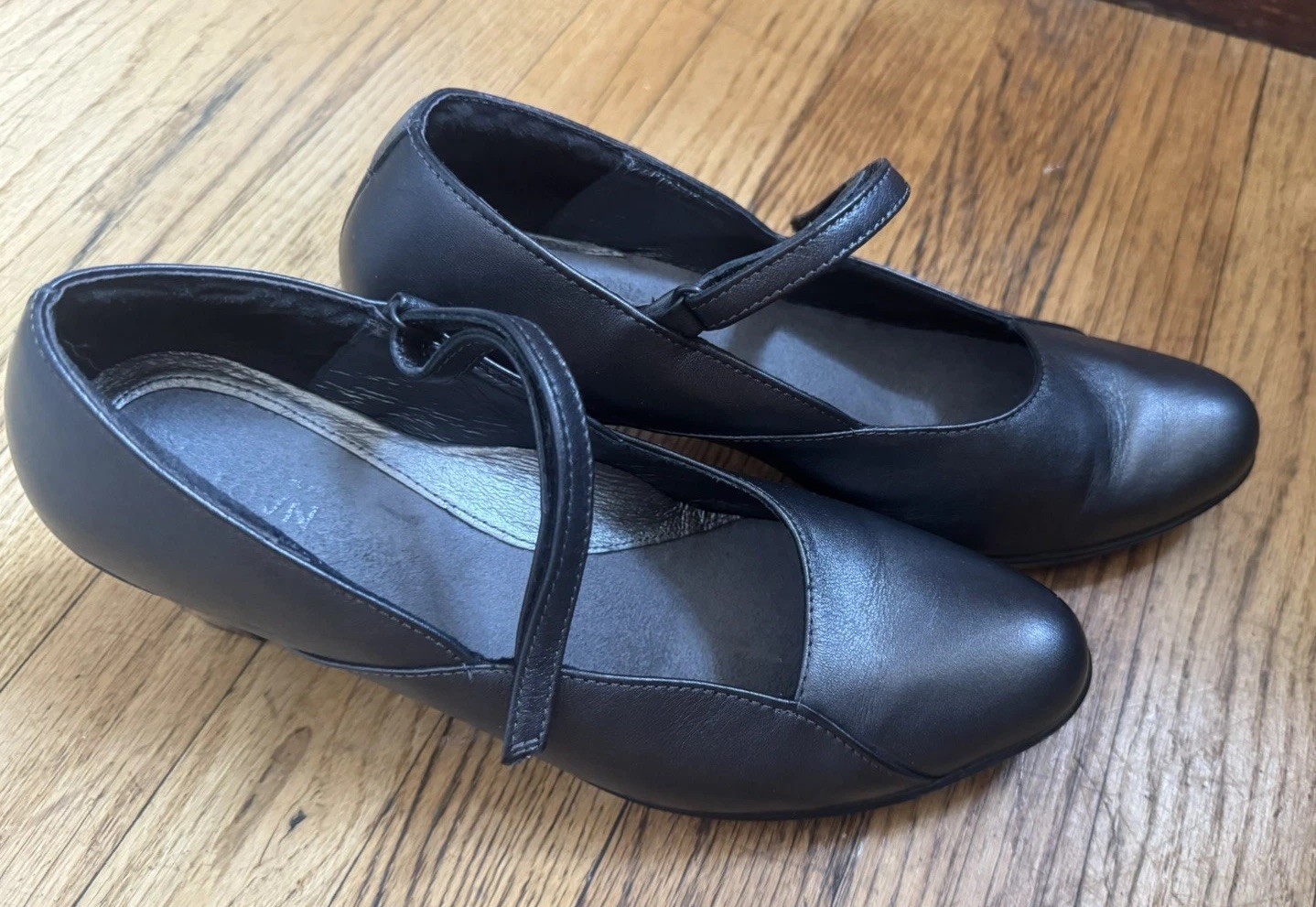NAOT Mary Jane Shoes Women’s Size EU 39 /8-8.5 Metallic Gray Leather Heels Pumps