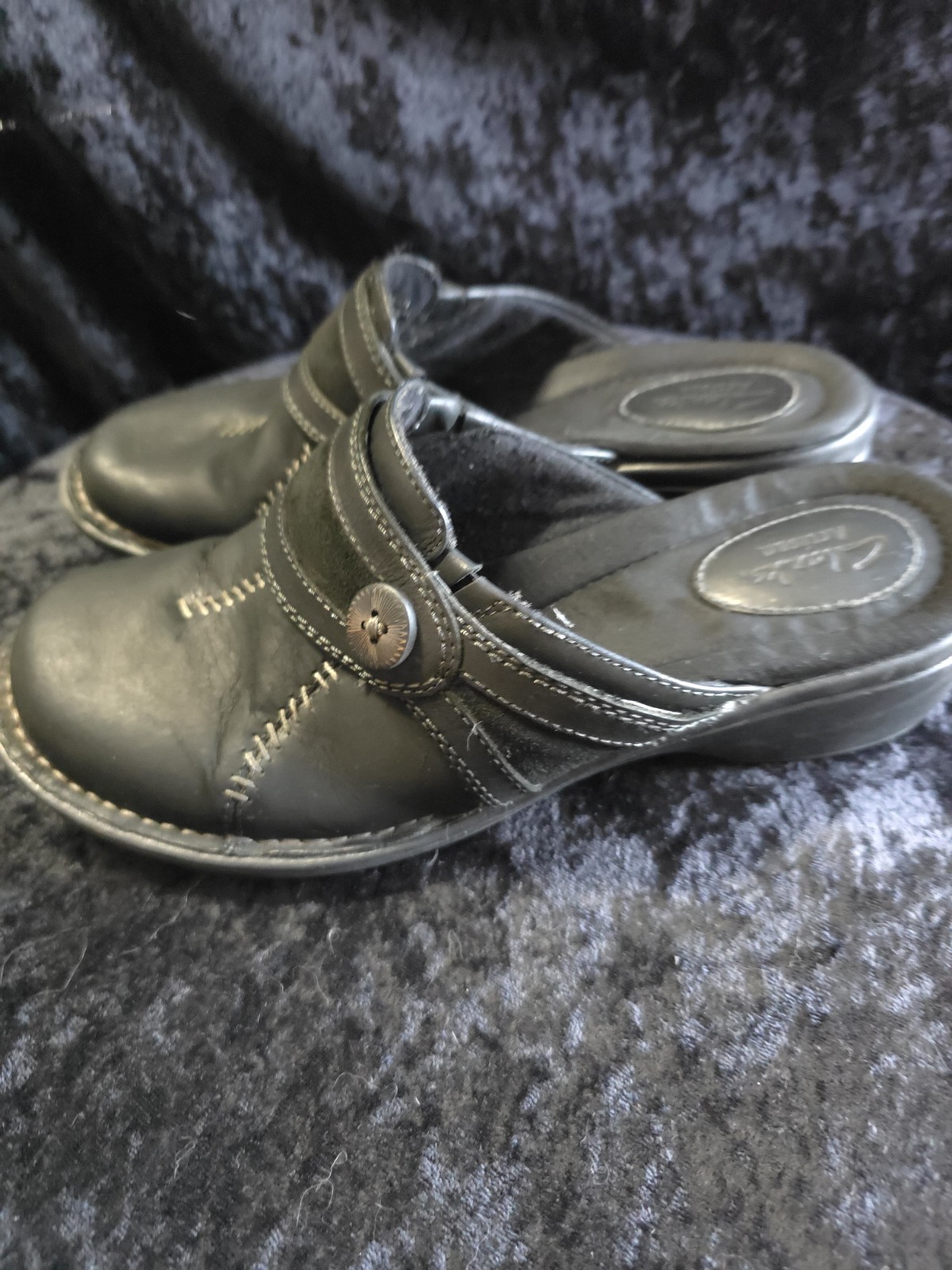 Clarks Artisan Black Leather Mule Clogs Womens 9M Slip-On Comfort Button