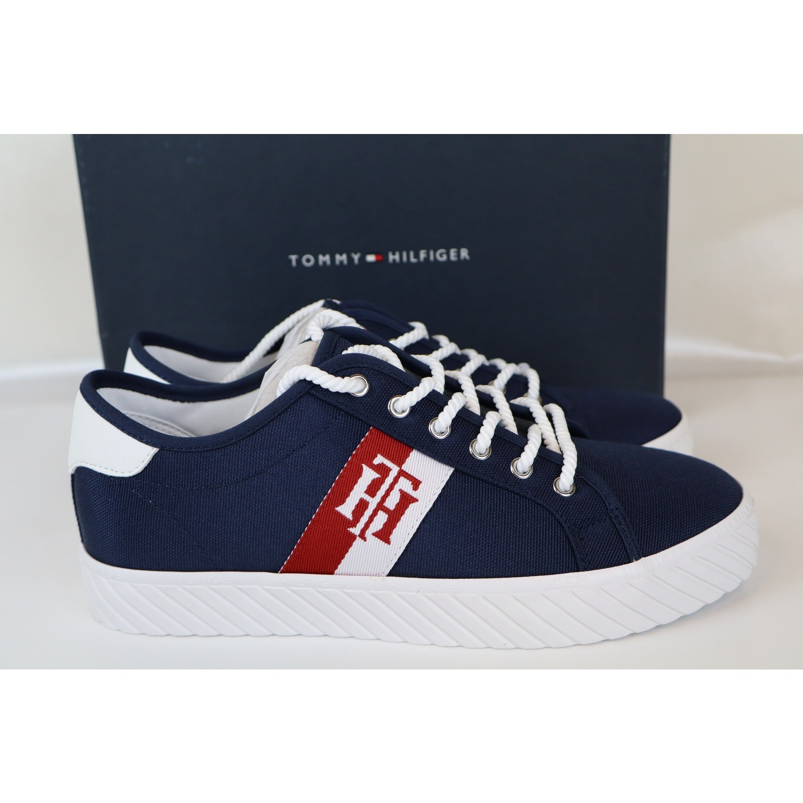 NEW Tommy Hilfiger Hartliy Sneakers Women’s Navy Blue Low Top Lace Up Size 9.5M