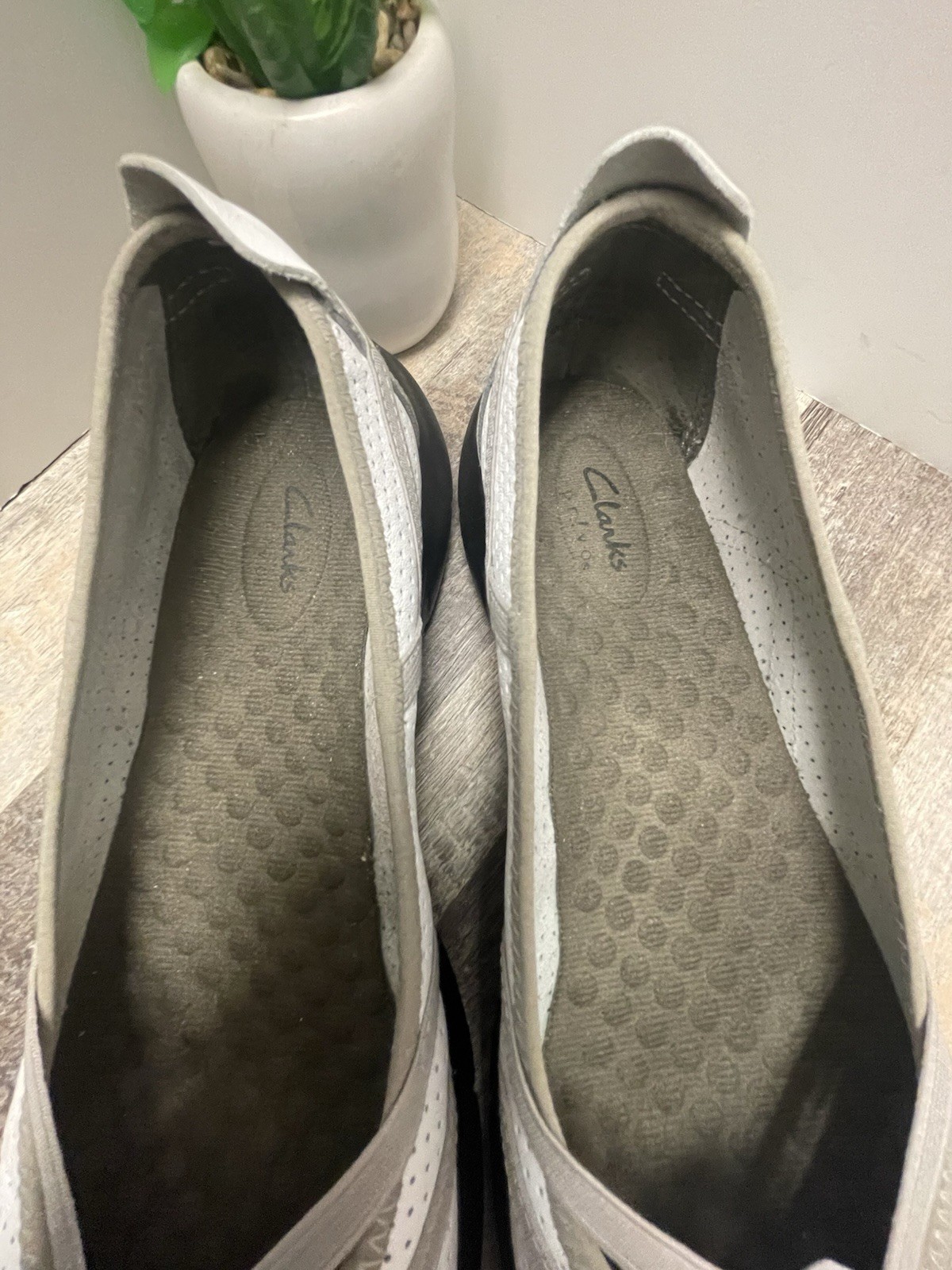 CLARK’S Privo P-Berry Ballet Flats White Leather Beige Accents Women’s Size 8.5