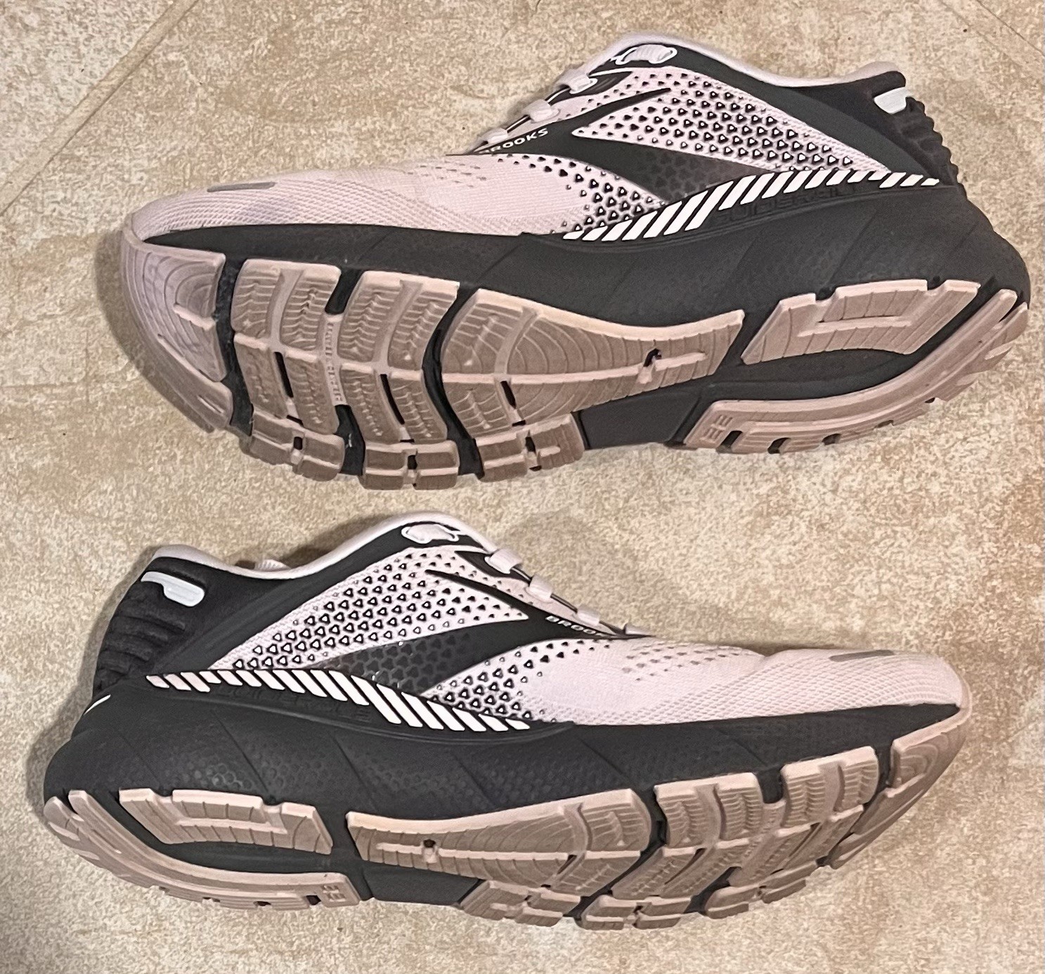 Brooks Adrenaline GTS 22 Womens Shoes Sz 7.5 B Pink Blackened Pearl Sneakers