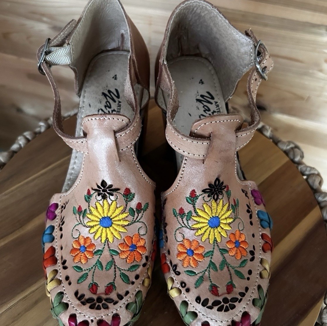 Embroidered Floral Women’s Shoes from Mexico, 100% leather handmade size 4