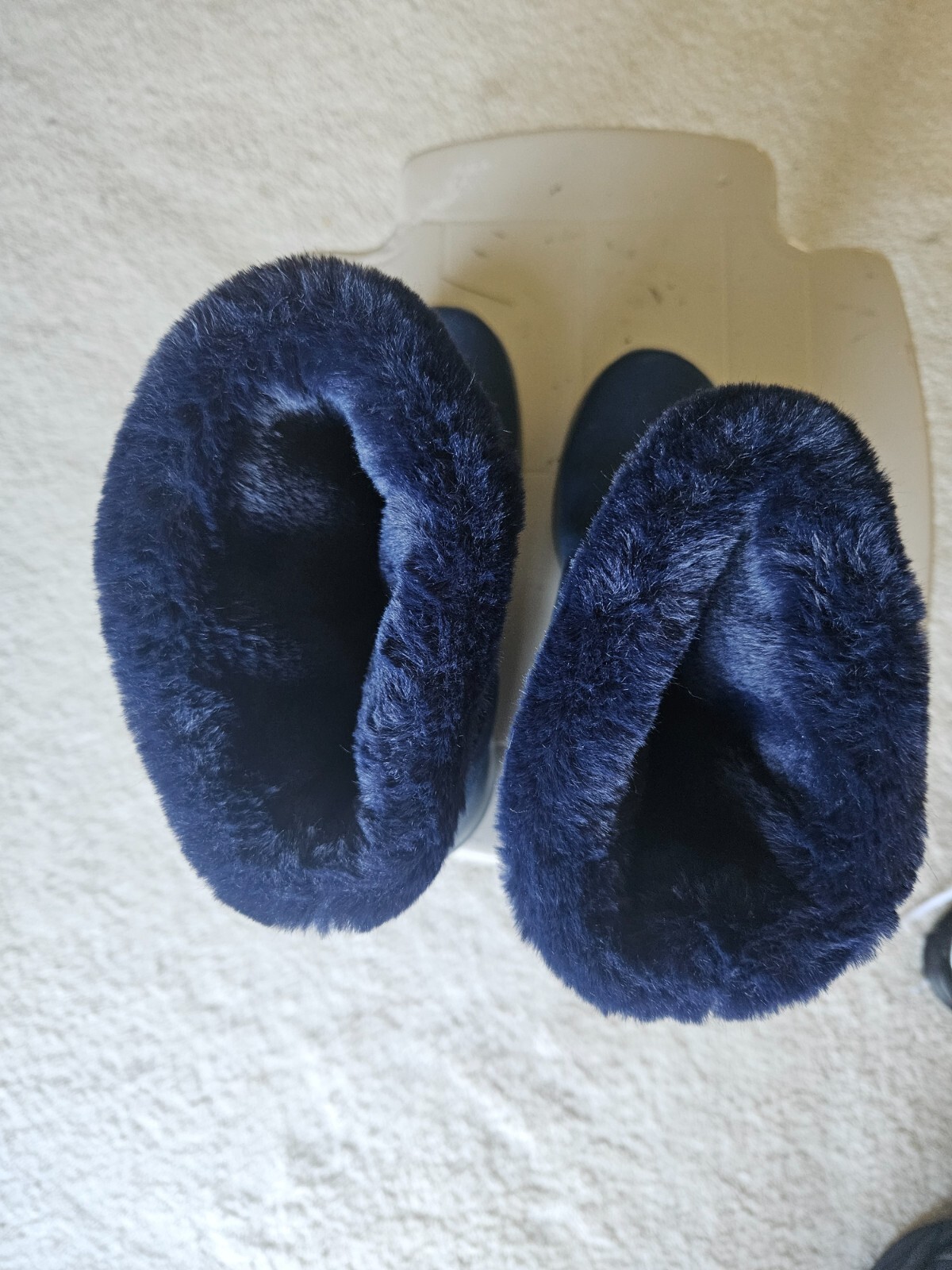 SKECHERS GEN WOMENS SLIP IN US 9 SUEDE AND TEXTILE UPPER SHOES. FAUX FUR LINING