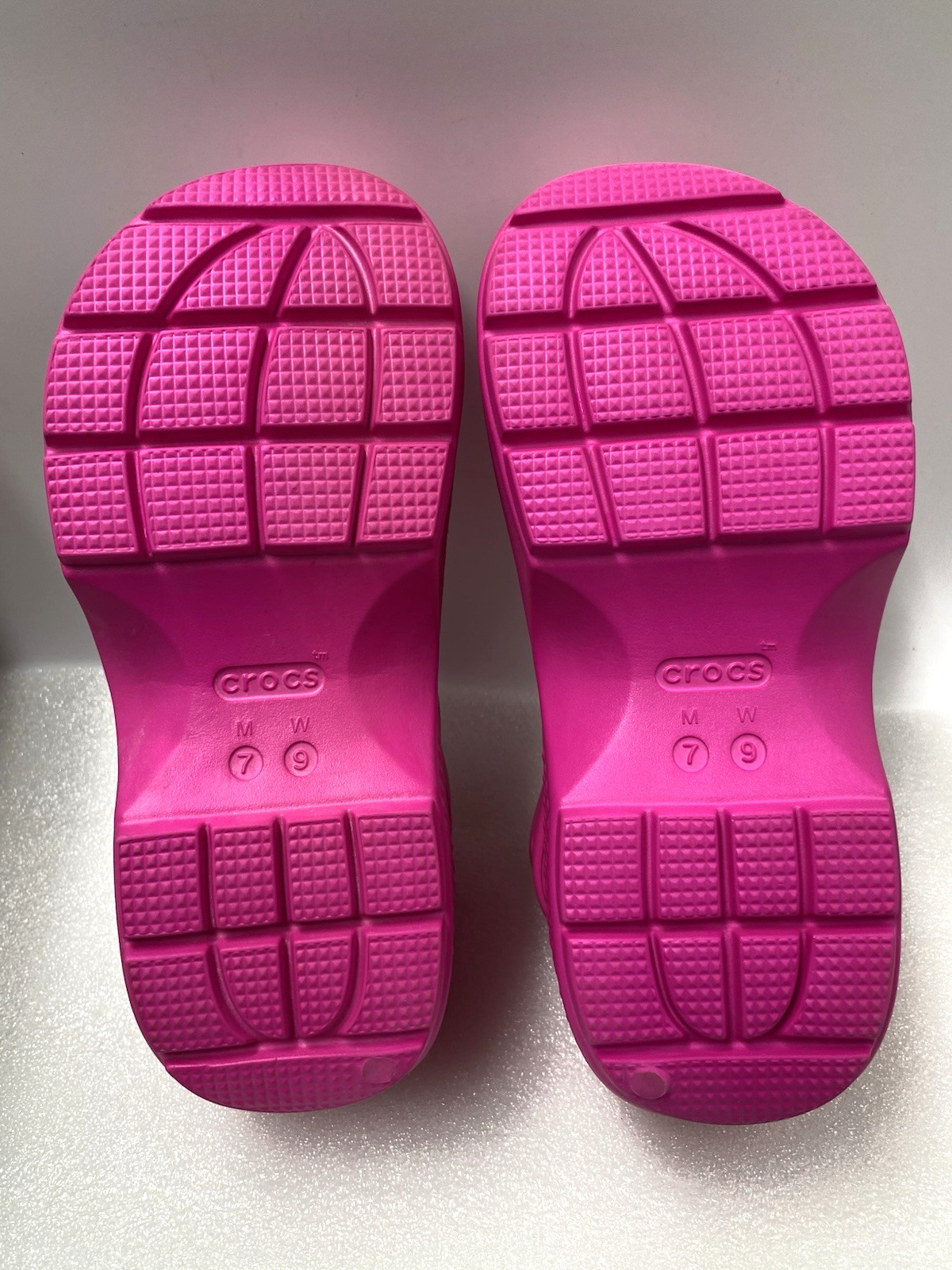 Crocs Unisex Pink Crush Durable Croslite Platform Clogs Size 7/9
