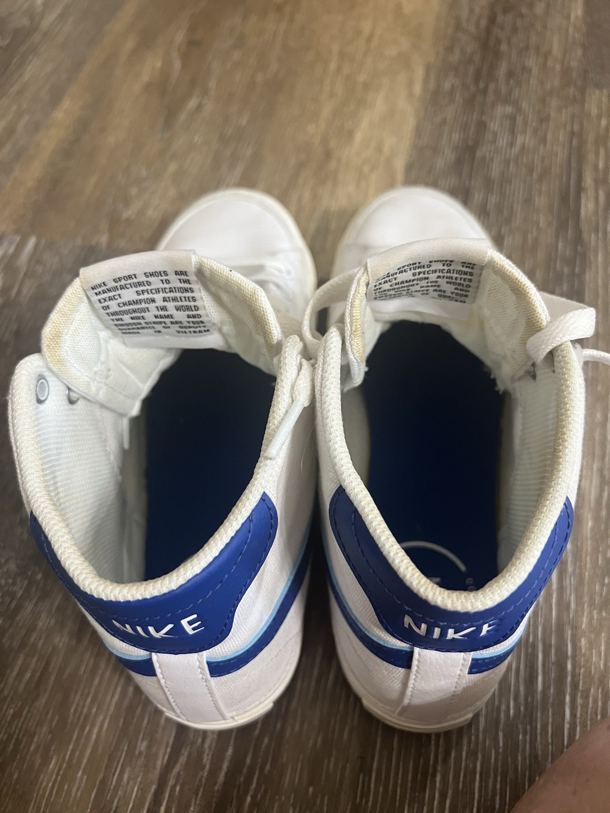 Nike White/Blue Mid Top Lace-Up Athletic Sneakers Solid Casual/Activewear