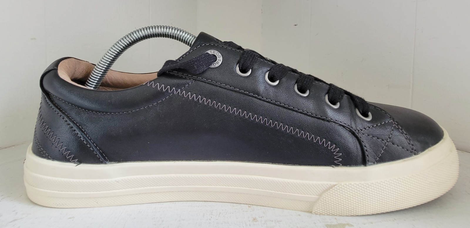 Taos Onward Black Leather Sneakers Size 11 Comfort Arch Support Insole Tie Shoes