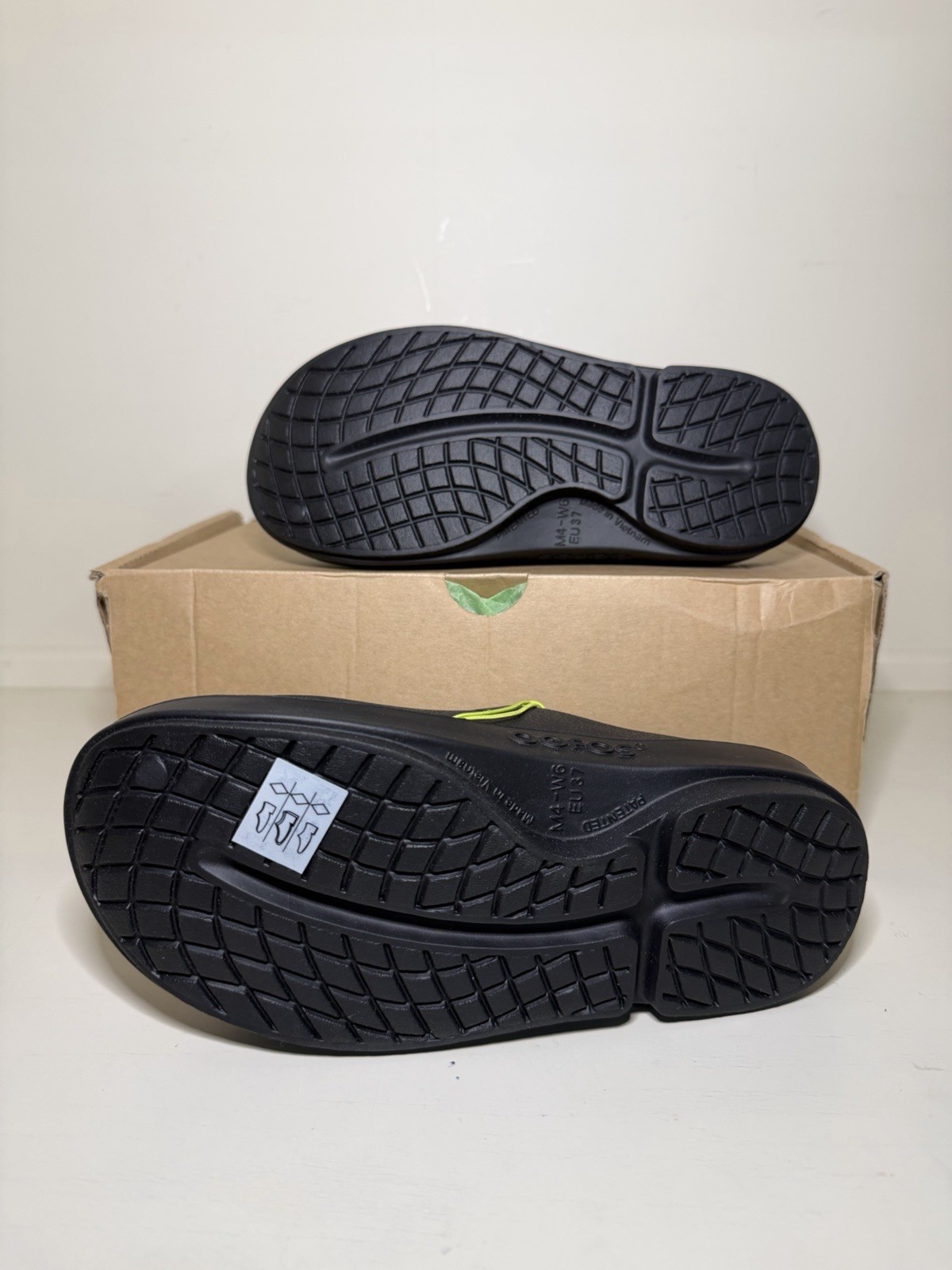 OOFOS OOcloog Black unisex Slip On Clog Sandals Rubber Upper US M4 W6 New