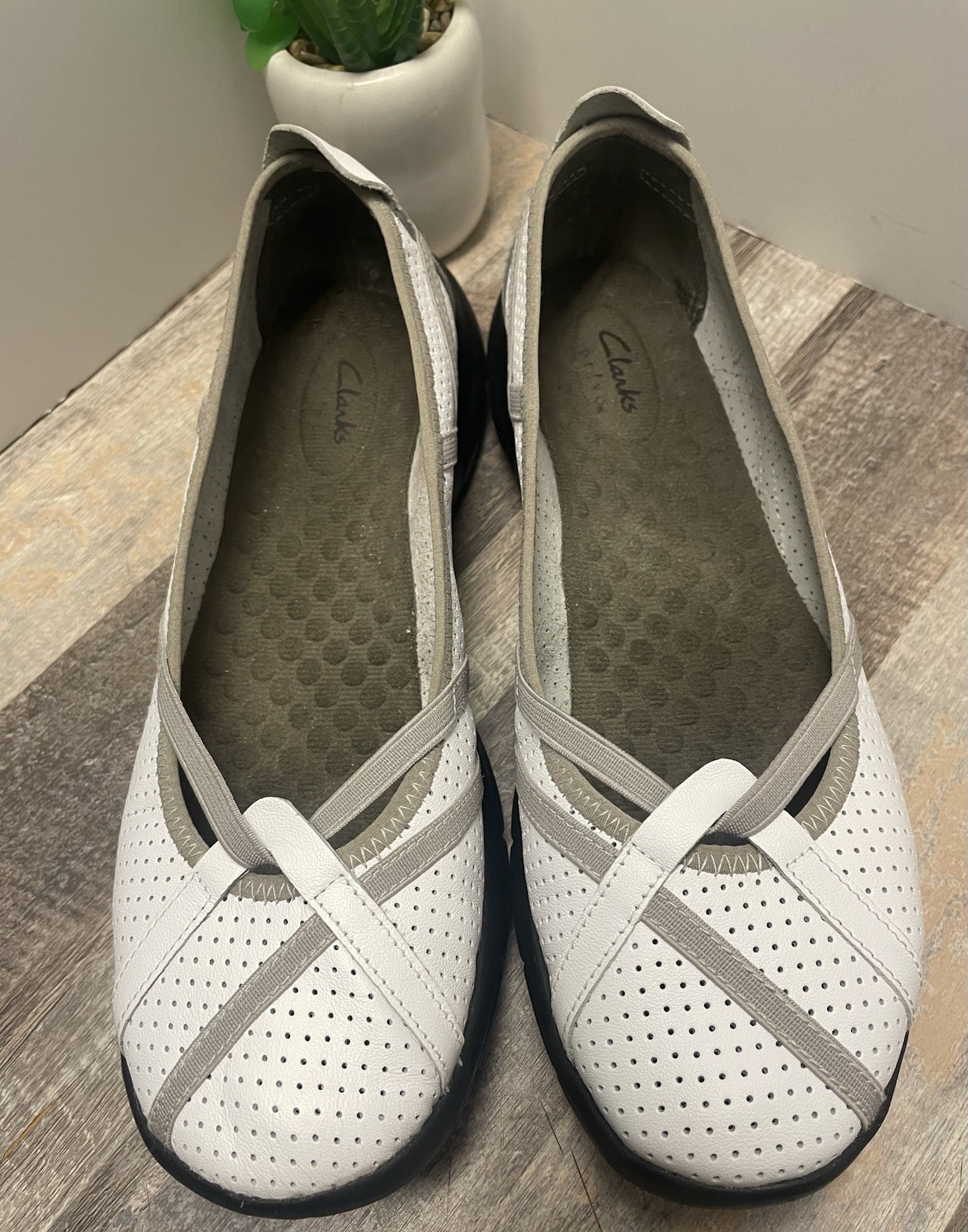 CLARK’S Privo P-Berry Ballet Flats White Leather Beige Accents Women’s Size 8.5