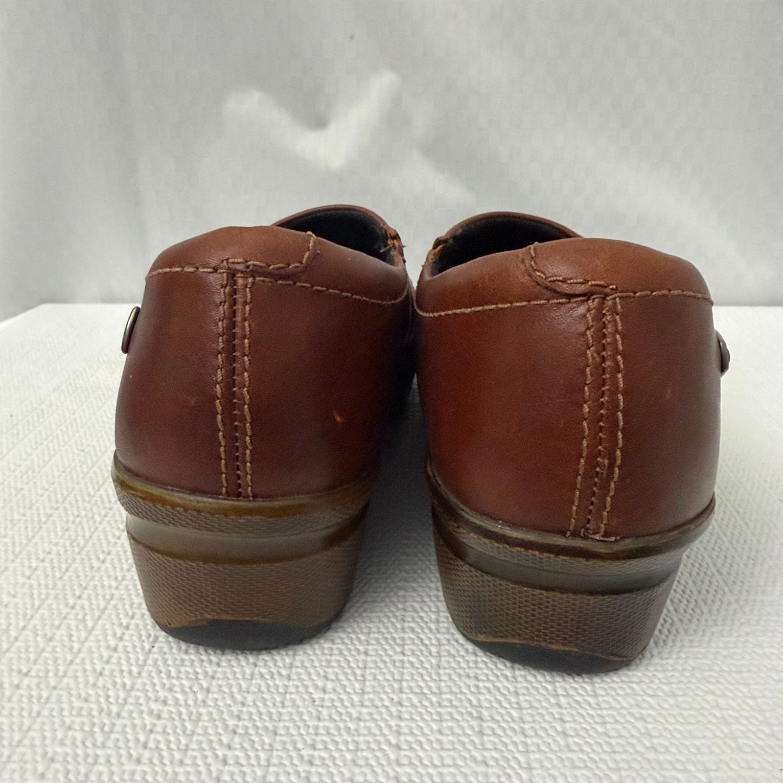 Keen Shoes Womens Size 8.5 Mora Button Slip On Wedge Brown Leather Comfort