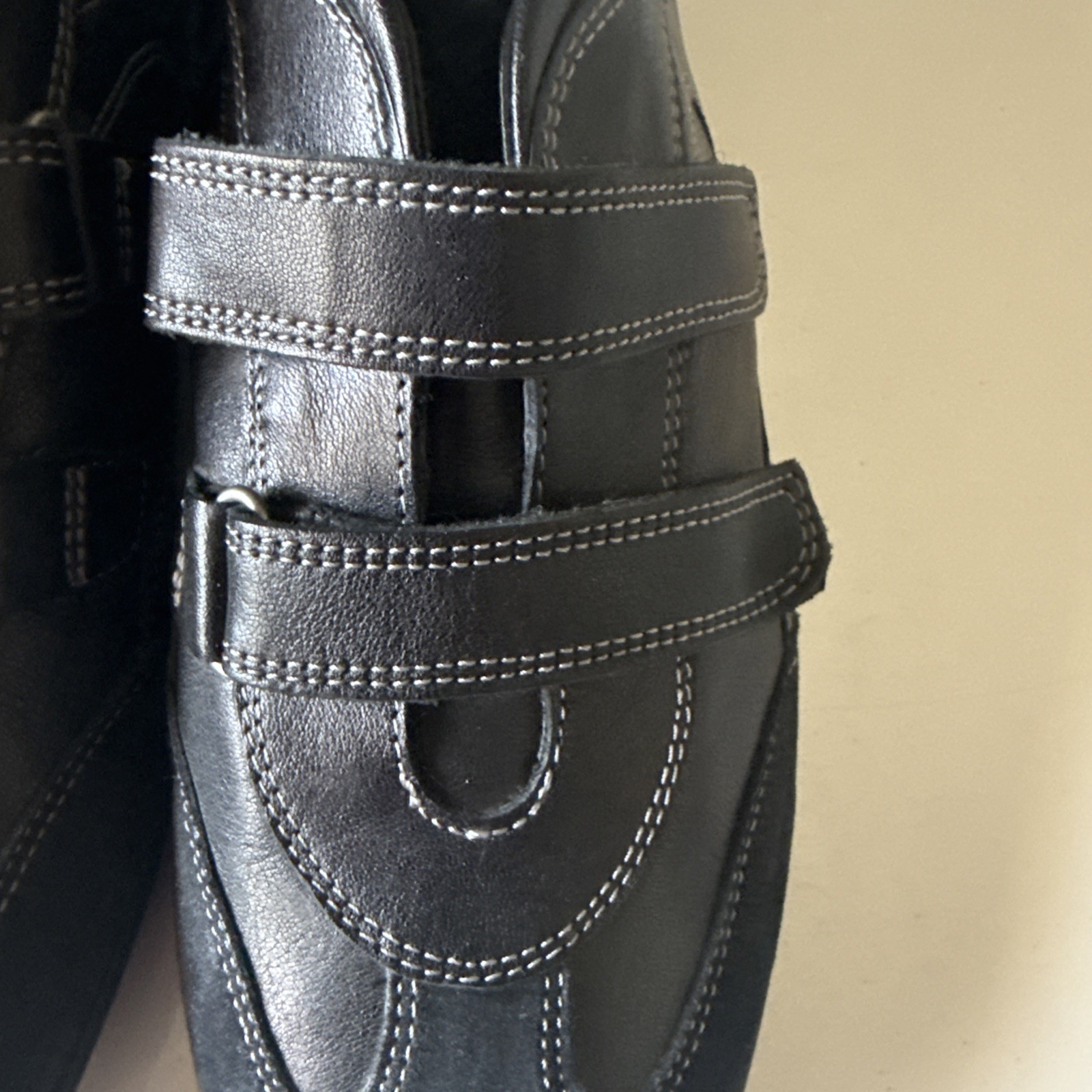 ECCO mens Comfort Black Leather Hook & Loop Straps Sneaker Size 9 US